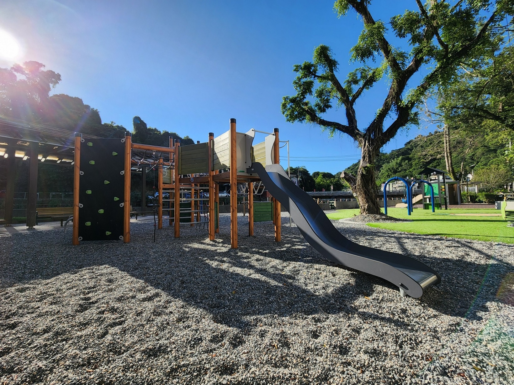 青潭公園採用小礫石鬆散材料鋪面的特殊設計、沙坑遊戲區，可增進兒童感覺統合發展中的「觸覺」