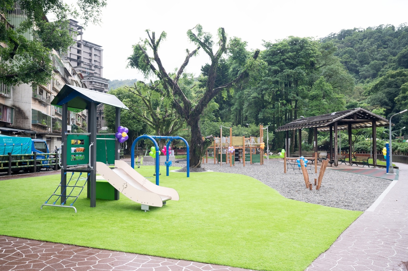 青潭公園內也有適合幼齡兒童的滑梯、鞦韆等遊具，讓小小朋友也能盡情遊戲.