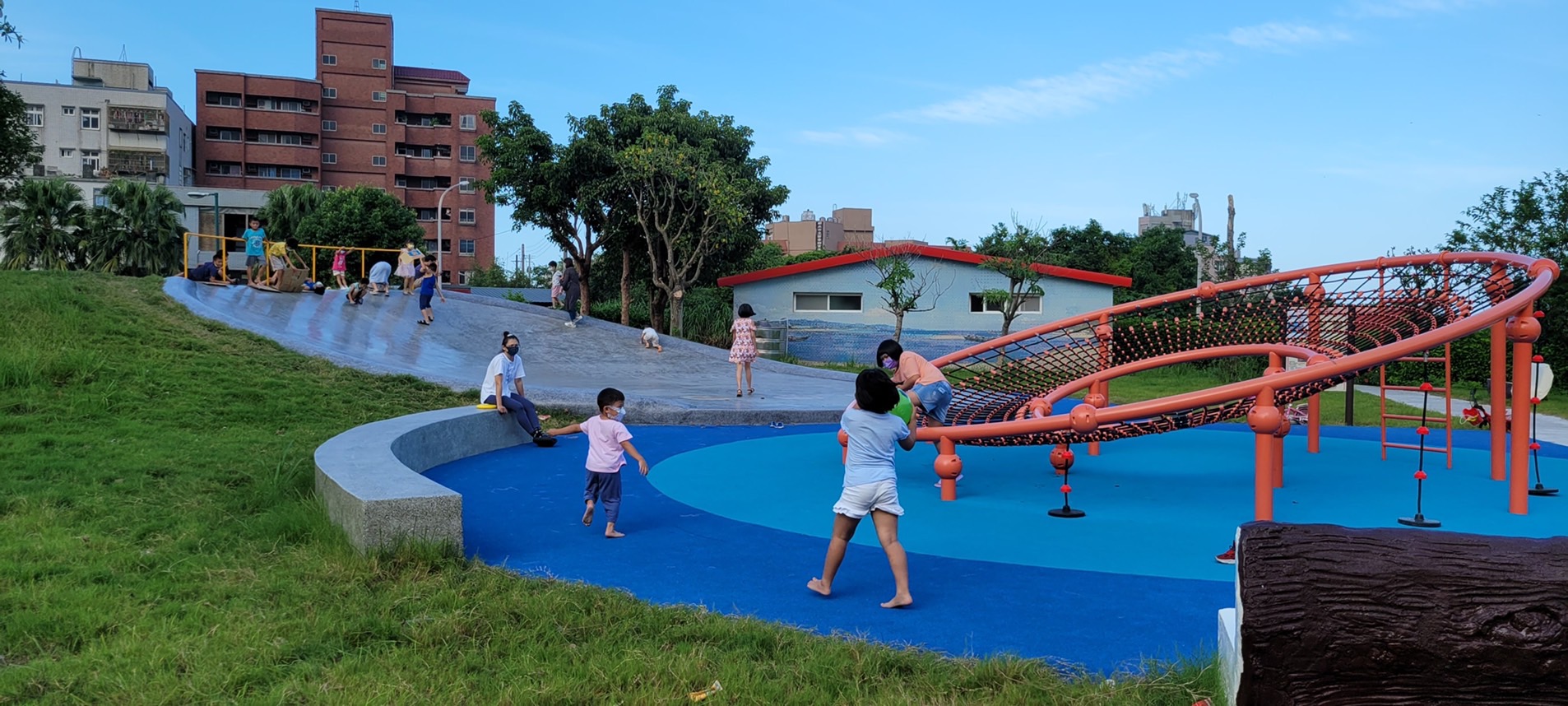  貢寮澳底公園-巧妙應用地形結合遊具打造遊戲空間，小朋友玩的不亦樂乎