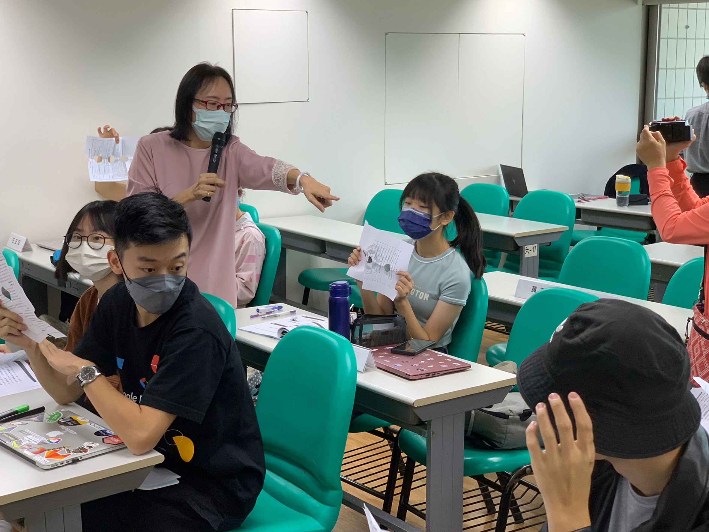 講師帶領溝通遊戲，引導同學認識有效溝通在經營社團的重要性