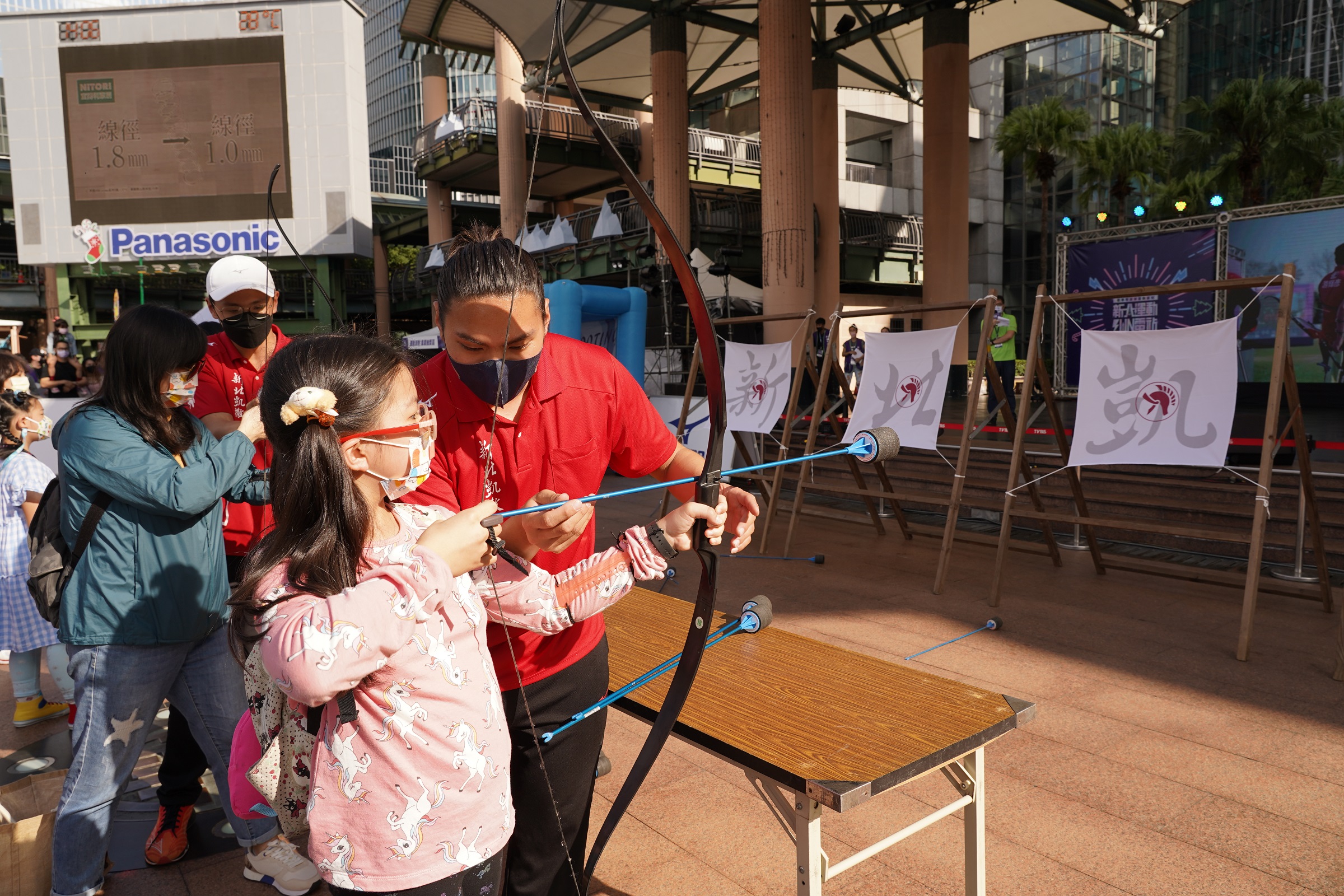 新北凱撒射箭隊現場帶領民眾體驗射箭