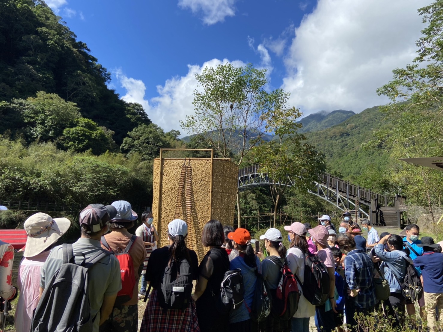 ▲新北市原住民部落大學辦理之環境教育課程，由當地泰雅族導覽員向學員說明大羅蘭溪周遭生態景致（圖／新北市原住民族行政局提供）