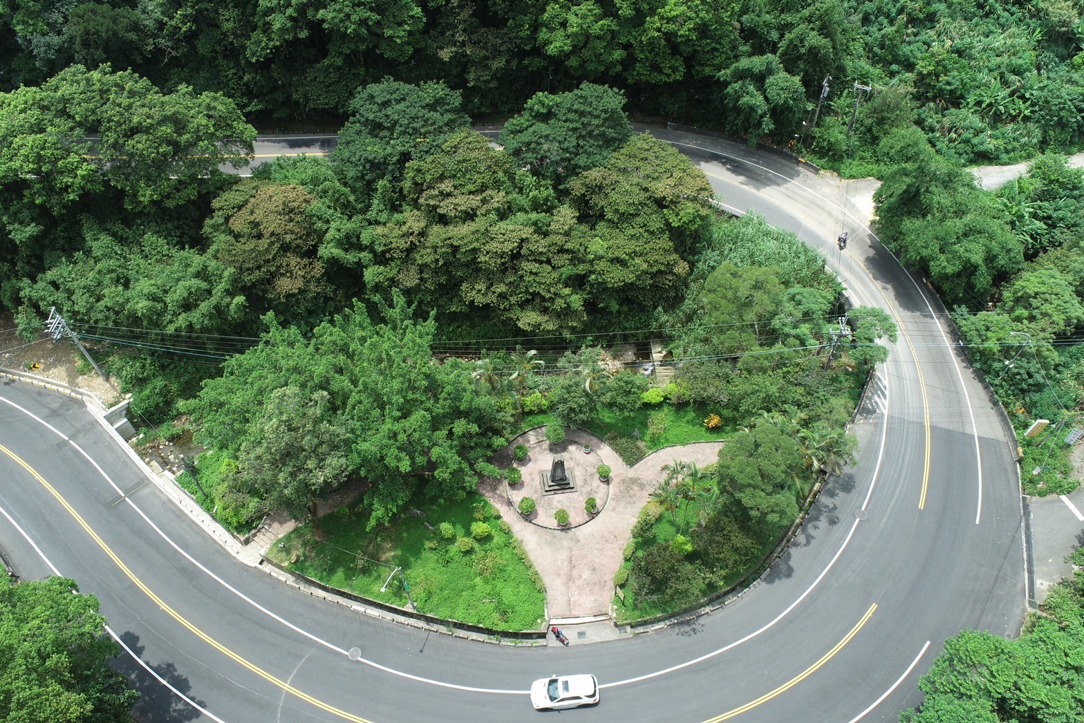 泰山區黎明二號橋拓寬前車道狹窄，因橋梁位置屬連續髮夾彎，車道平曲線且半徑小，導致大客車及聯結車行駛於該路段會車不易。