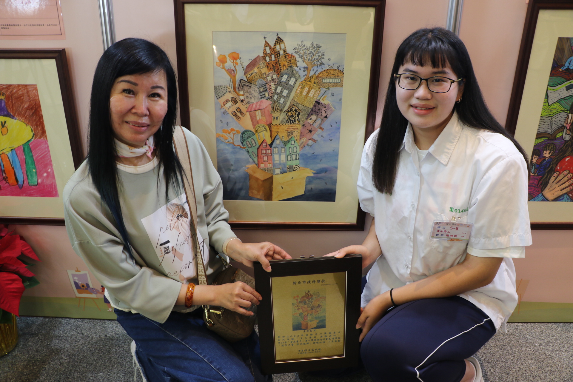 詹博雯畫了「夢幻的禮物」  她表示將來有能力要買房送父母  左為她的母親