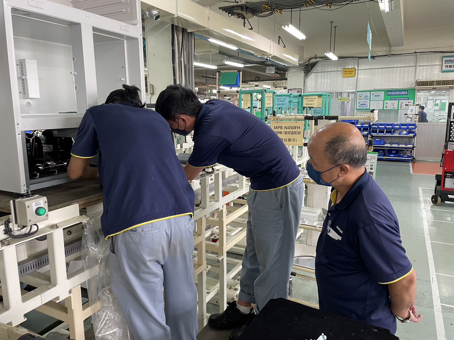 台灣三洋繼續僱用屆齡退休的高齡員工黃課長擔任顧問角色，從旁協助年輕主管及時解