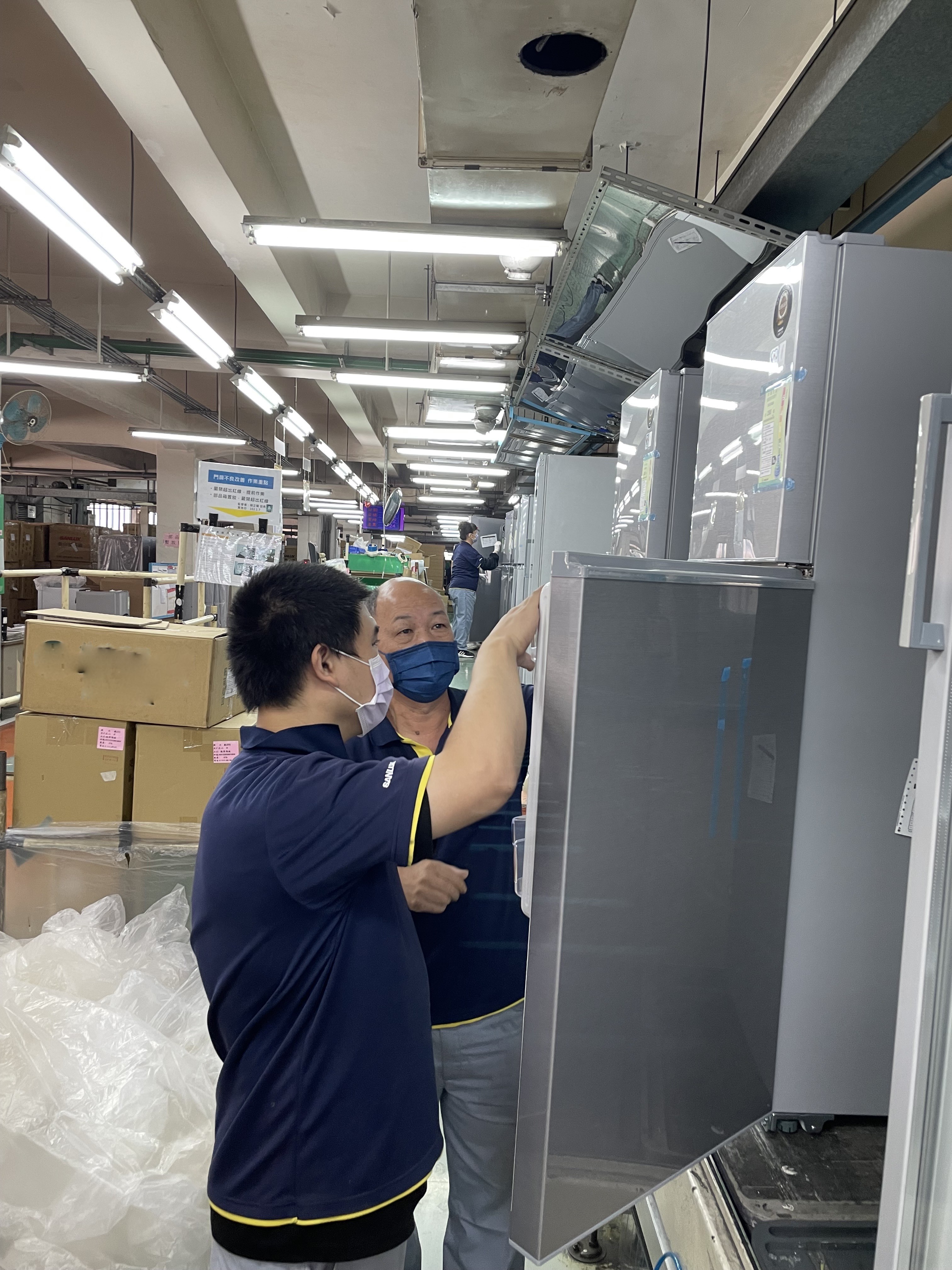 屆齡退休的高齡員工黃課長指導新進實習學生，彼此尊重建立良好的溝通，青銀共創友