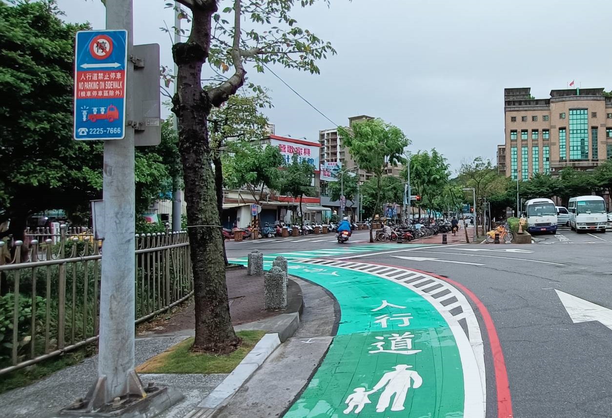 鶯歌火車站前仁愛路圓環標線型人行道