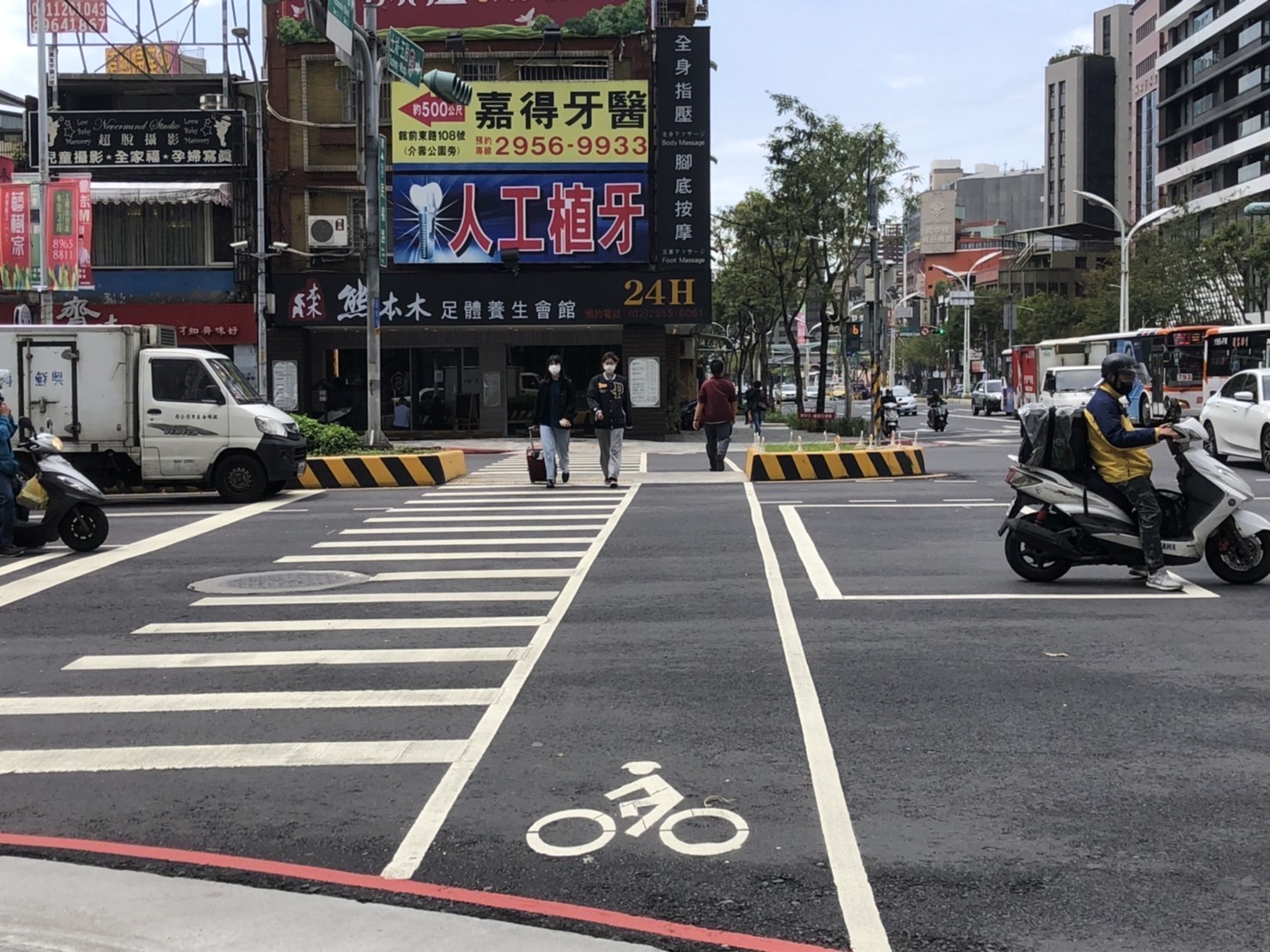 板橋縣民大道與民權路-行人庇護島
