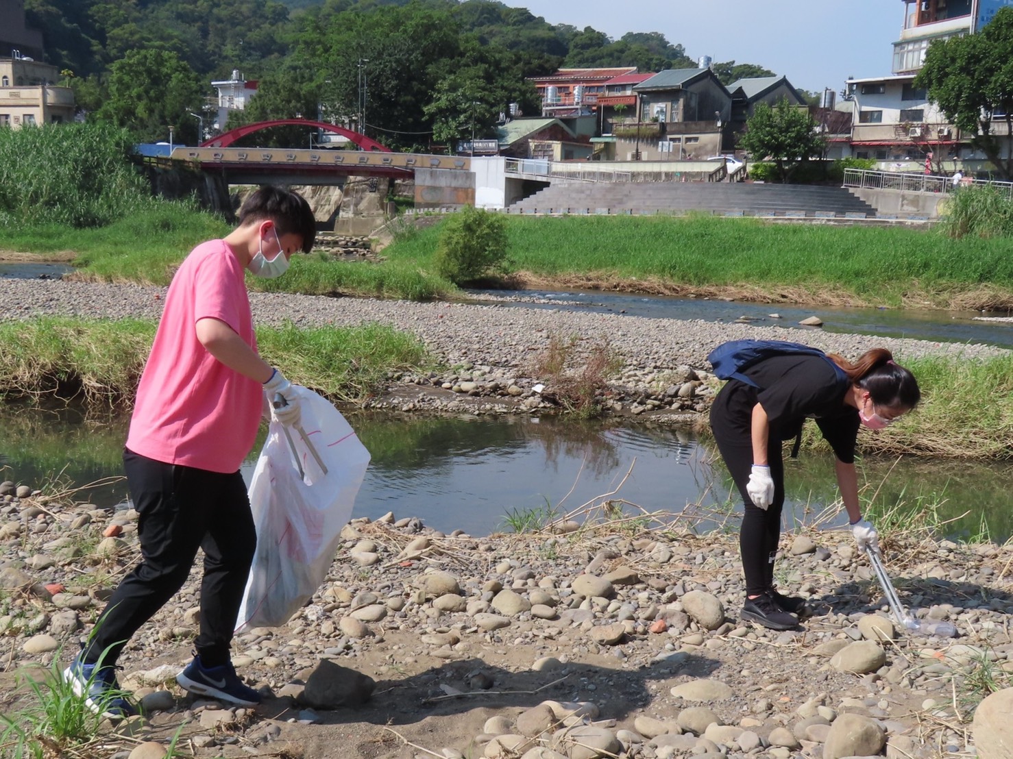 新光投信企業志工合力淨溪  維護溪邊環境