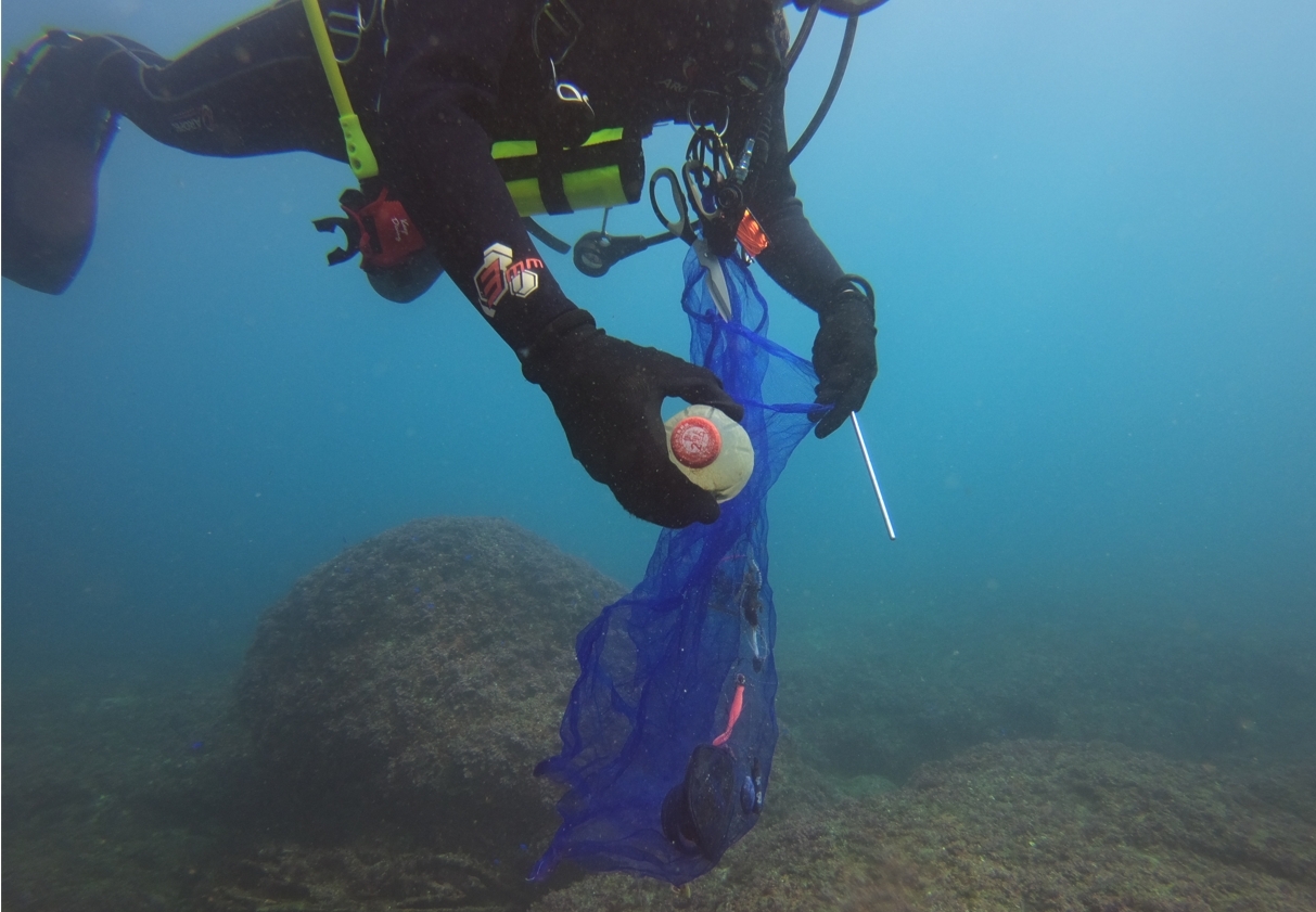 5.「潛海戰將」清除海底廢棄物