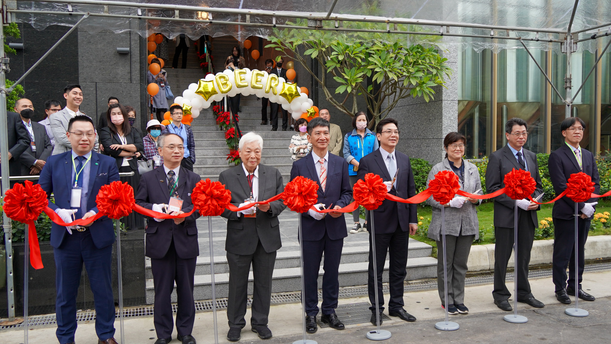 「啤酒頭釀造」在三重投資近10億元，歷時5年打造企業總部與觀光酒廠，並於今日正式開幕。(左3為啤酒頭釀造董事長葉燦昇、左4為劉和然副市長)