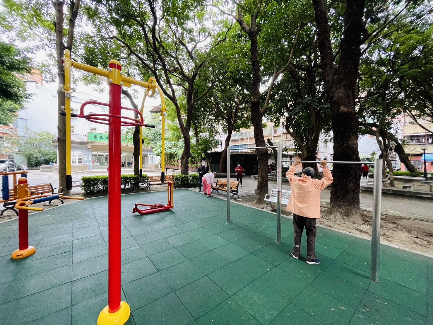 重新規劃的成人體健區，讓市民朋友享有更優質的休閒育樂環境。
