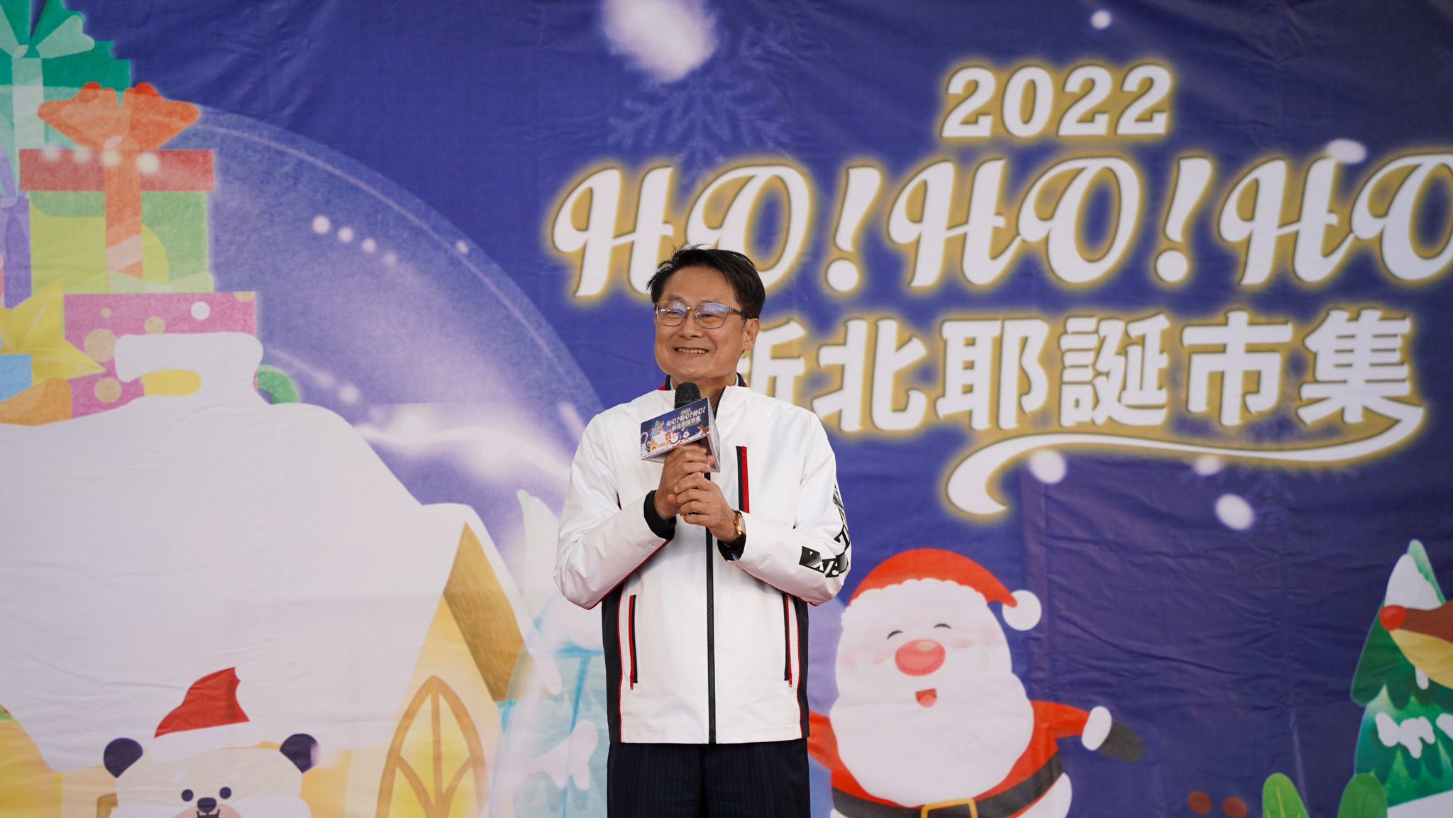 新北市副市長陳純敬表示，新北市抓準耶誕商機，不只要帶新北業者一起展售拚經濟，也要讓市民朋友認識更多新北的特色商品，讓更多國際朋友看見新北的耶誕魅力。
