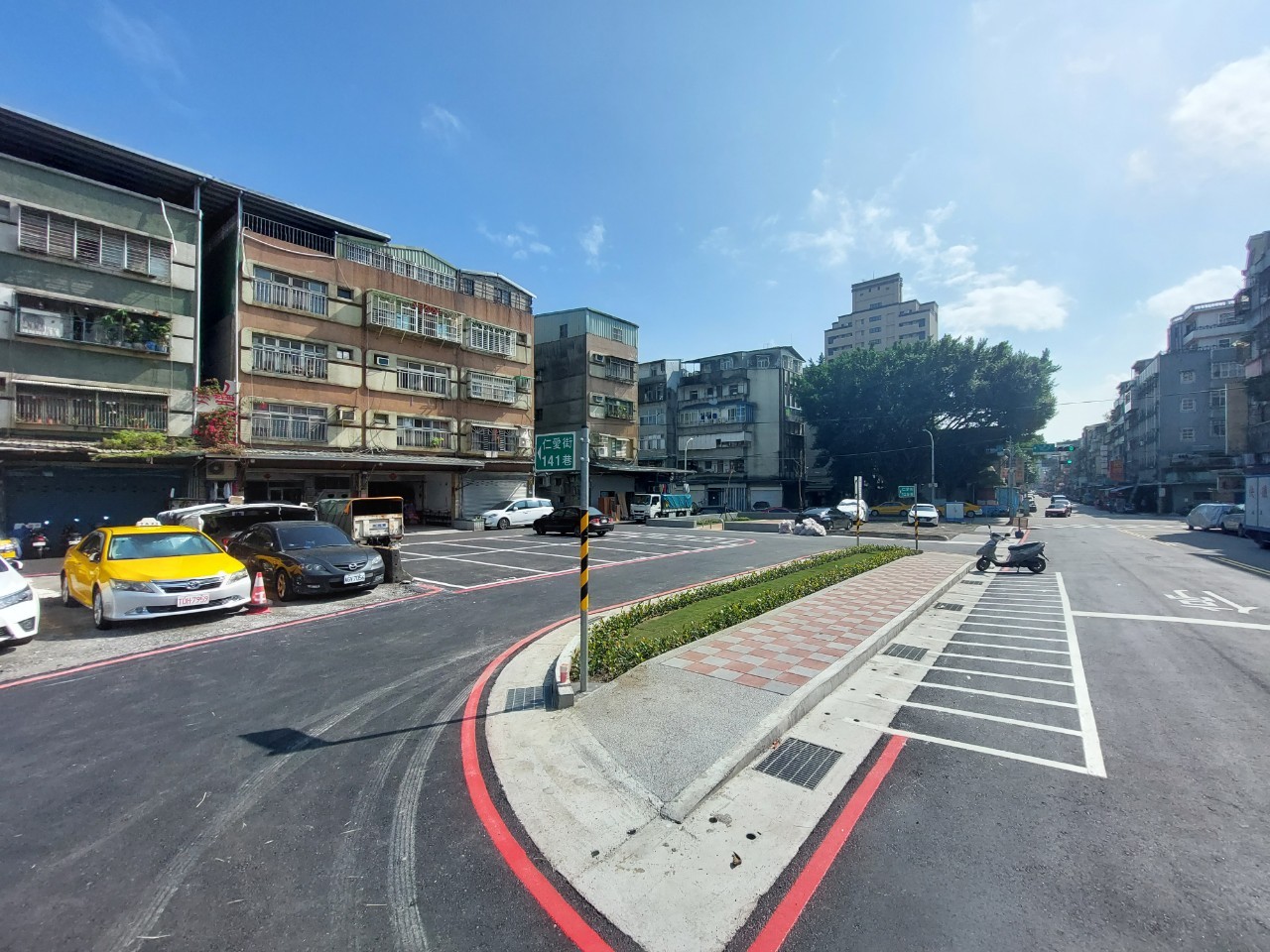 三重區仁愛街位於國道一號交流道旁空地，經養工處推動「新北美樂地2.0專案」後，規劃共28格機車格、10格汽車格供民眾使用