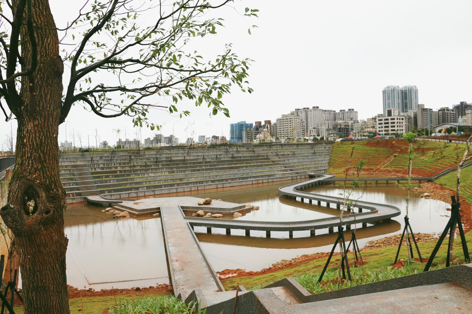 林口工一工業區位處保護區及綠地用地，市府除了提供產業專區土地需求，同時闢建共同管道與公園綠地、道路等公共設施，此圖為核心地標公園。