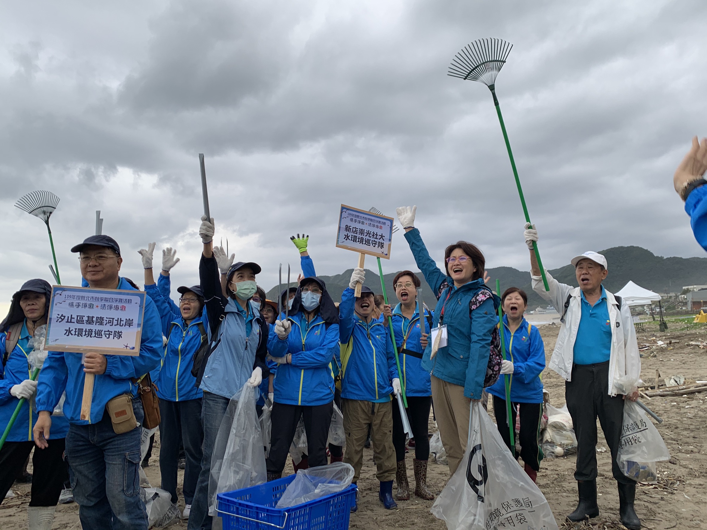 江紫茵主秘帶領崇光社大水巡隊參加新北市聯合淨灘活動