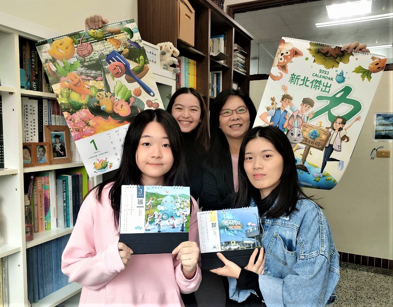 2023「新北傑出力」環保月曆出爐，輔仁大學應用美術系方彩欣教授(第二排右)擔任顧問，帶領應用美術系學生鄭甯方(第二排左)、林秋彤(第一排右)及汪靖璇(第一排左)創作設計
