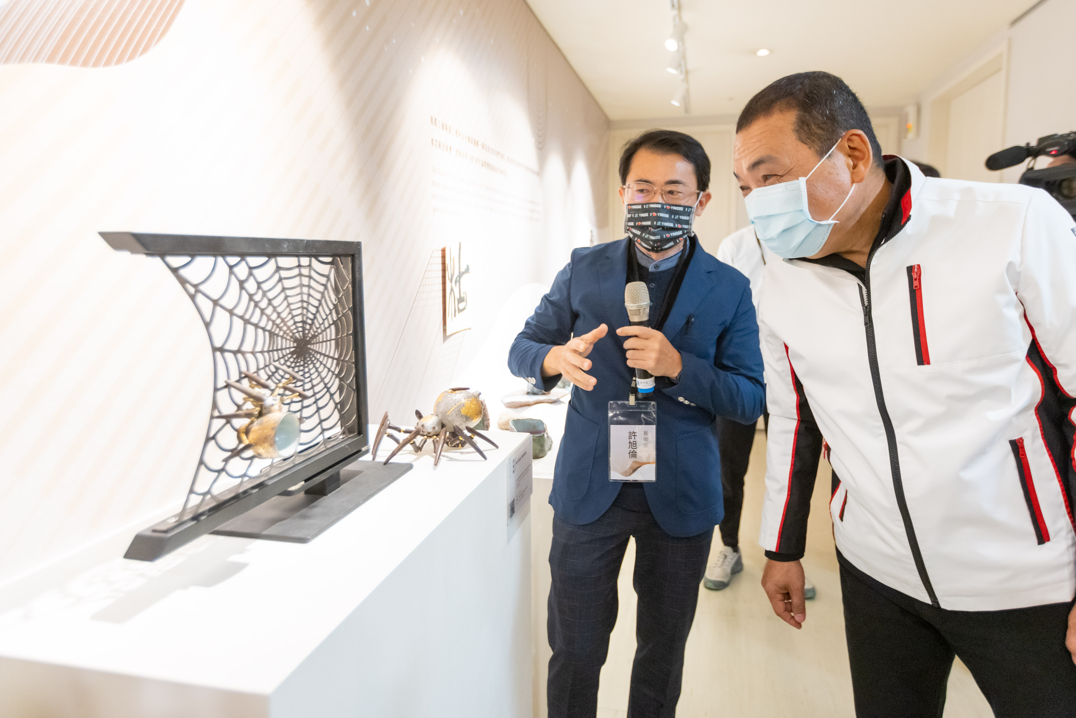 新北市府公共空間藝術展「致當下」侯友宜市長參觀鶯歌工商師生的作品