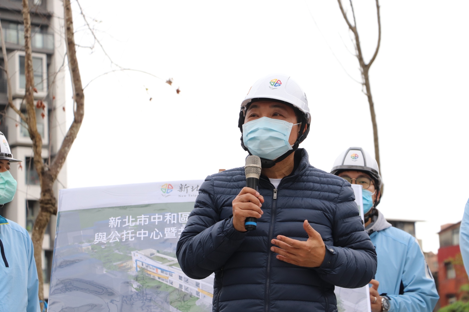 新北市長侯友宜視察佳和公園多目標綜合大樓工程，宣佈佳和公園將於年底完工，綜和大樓則於明年初起陸續啟用，預期可成為中和地區最優質的生活圈。