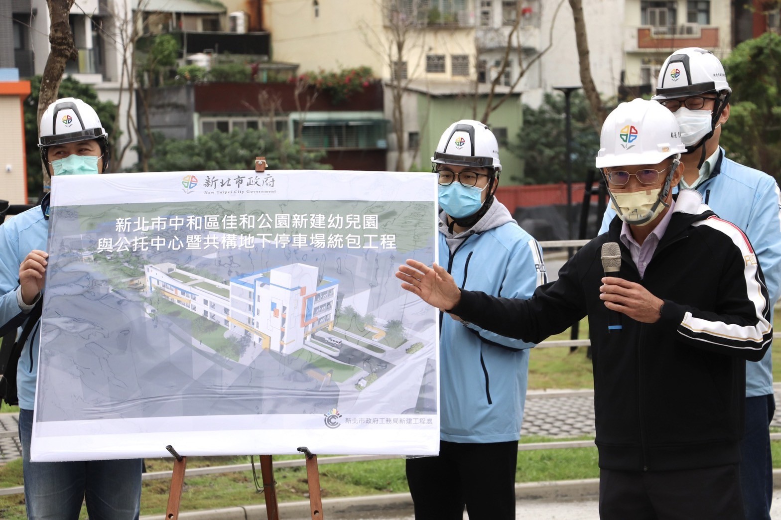 工務局長詹榮鋒向現場民眾及地方民意代表補充說明，佳和公園多目標綜合大樓工程細項。