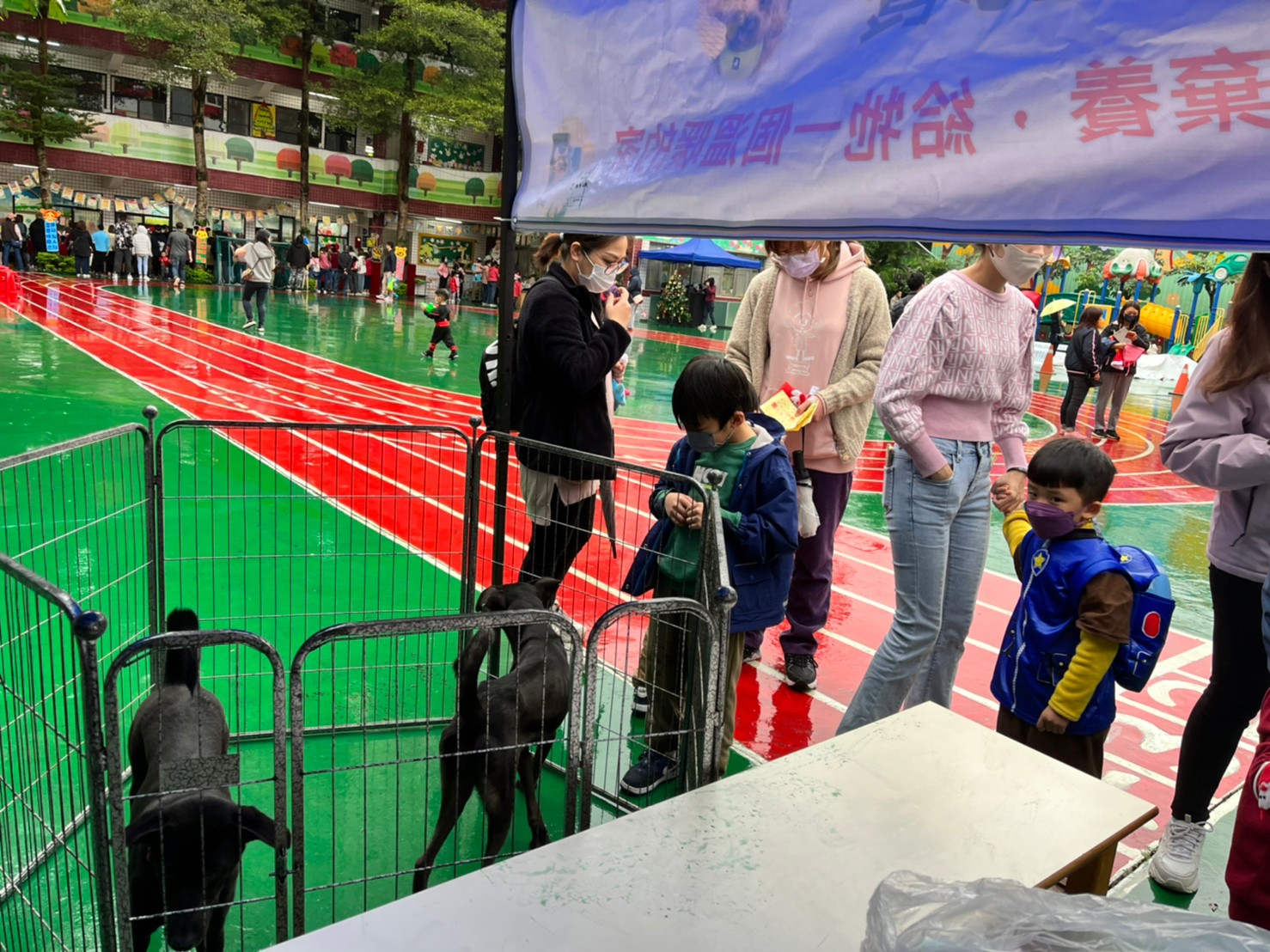 土城育全幼兒園在10日舉辦愛心義賣親子遊園會，新北動保處到校設置認養攤位，宣導愛護動物觀念