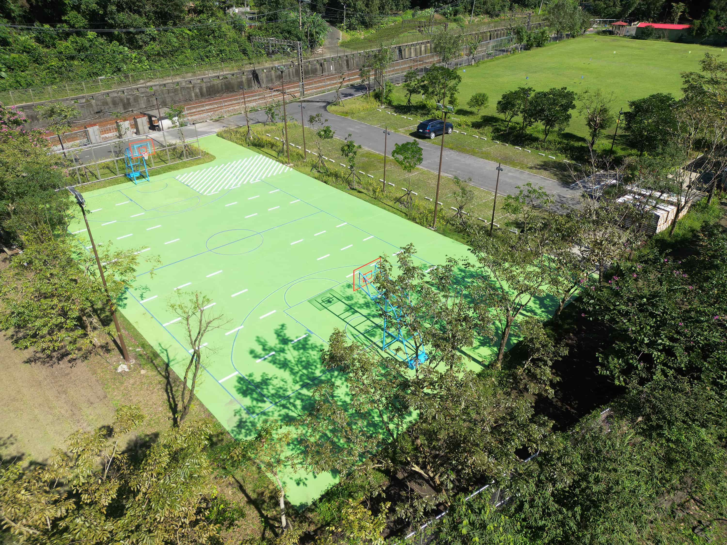 牡丹多功能廣場除既有停車格外，籃球場亦可作為臨時停車使用