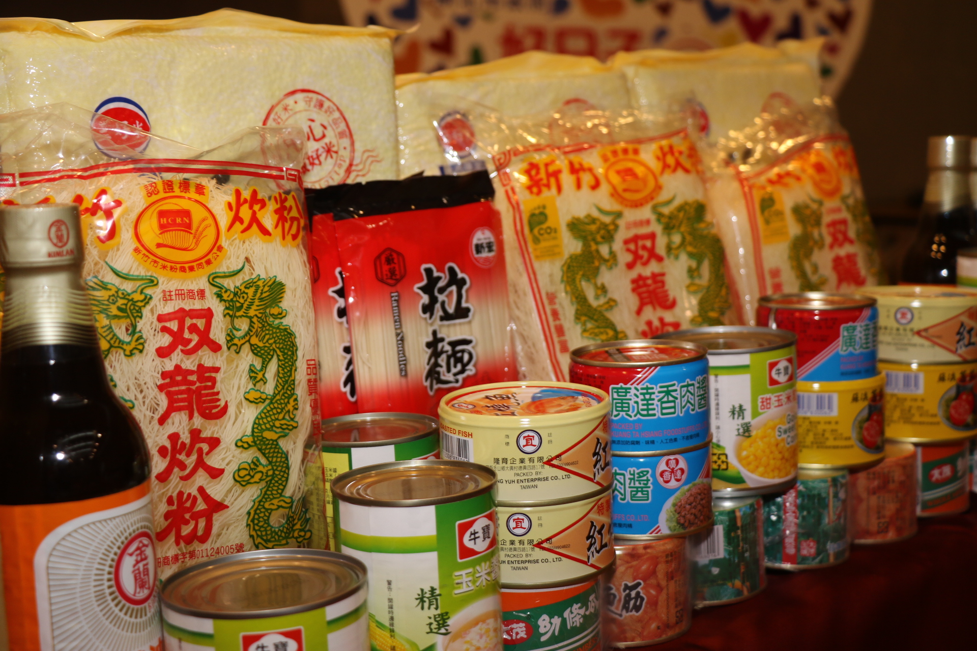 每一「區里平安箱」有各式米麵食物和罐頭