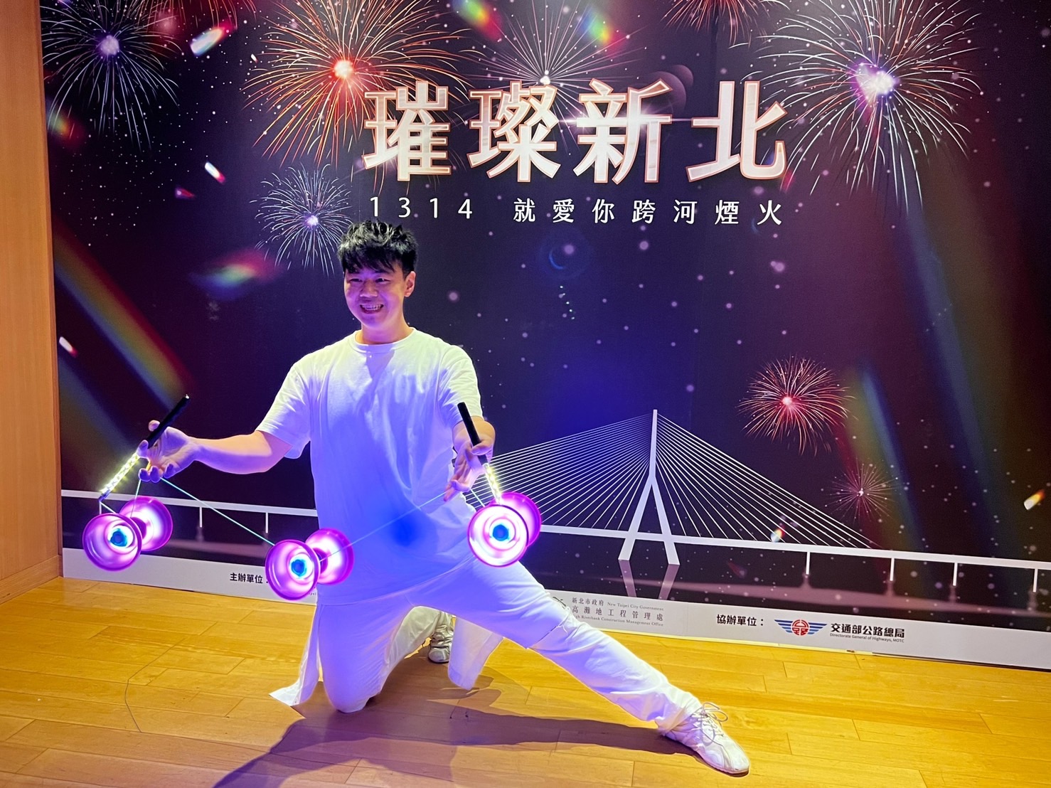 鈴極限表演團陳大哆的炫光扯鈴表演，營造煙火效果