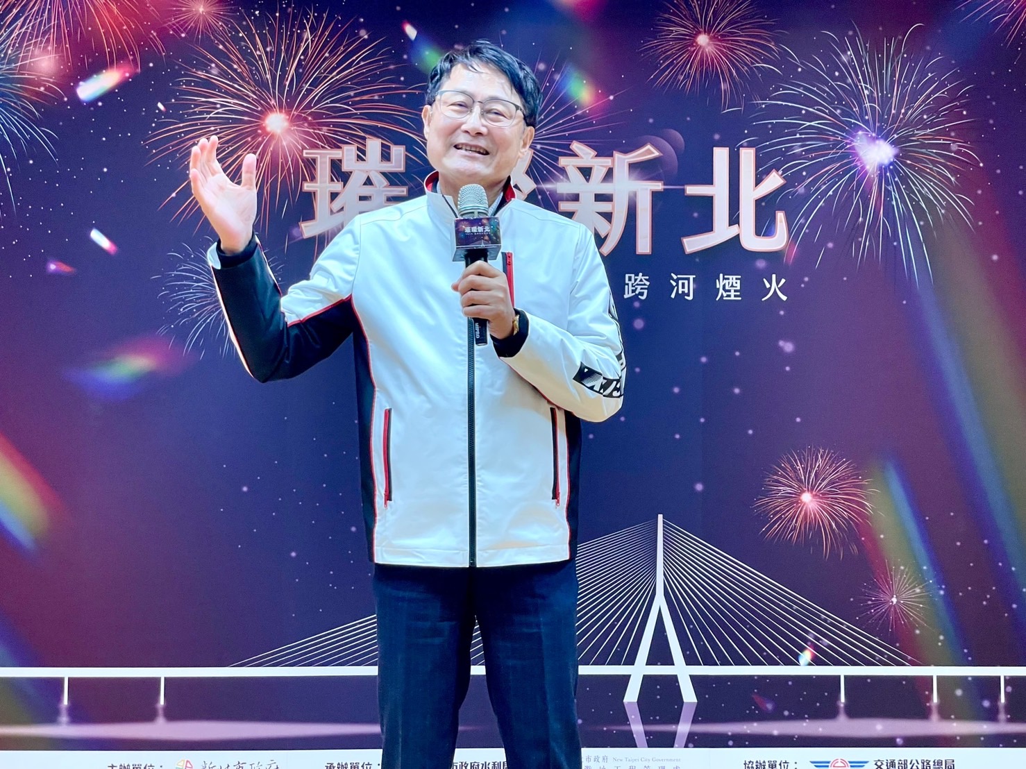 新北市副市長陳純敬表示:新北跨河煙火選在淡江大橋施放，並以友善、親子為目標。