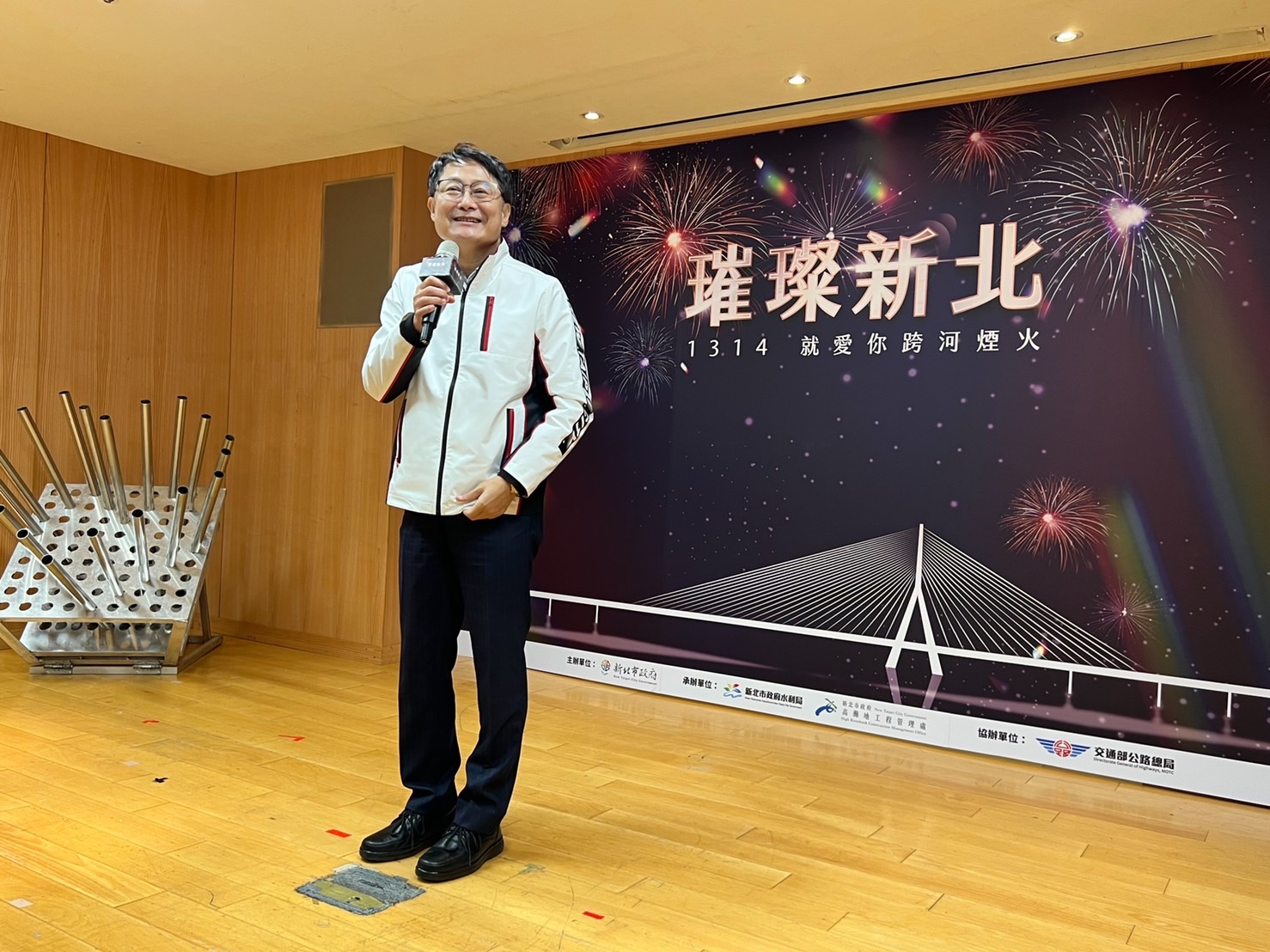 新北市副市長陳純敬表示:未來淡江大橋完工後，結合煙火跟河景夜空，精采程度絕對媲美國際。