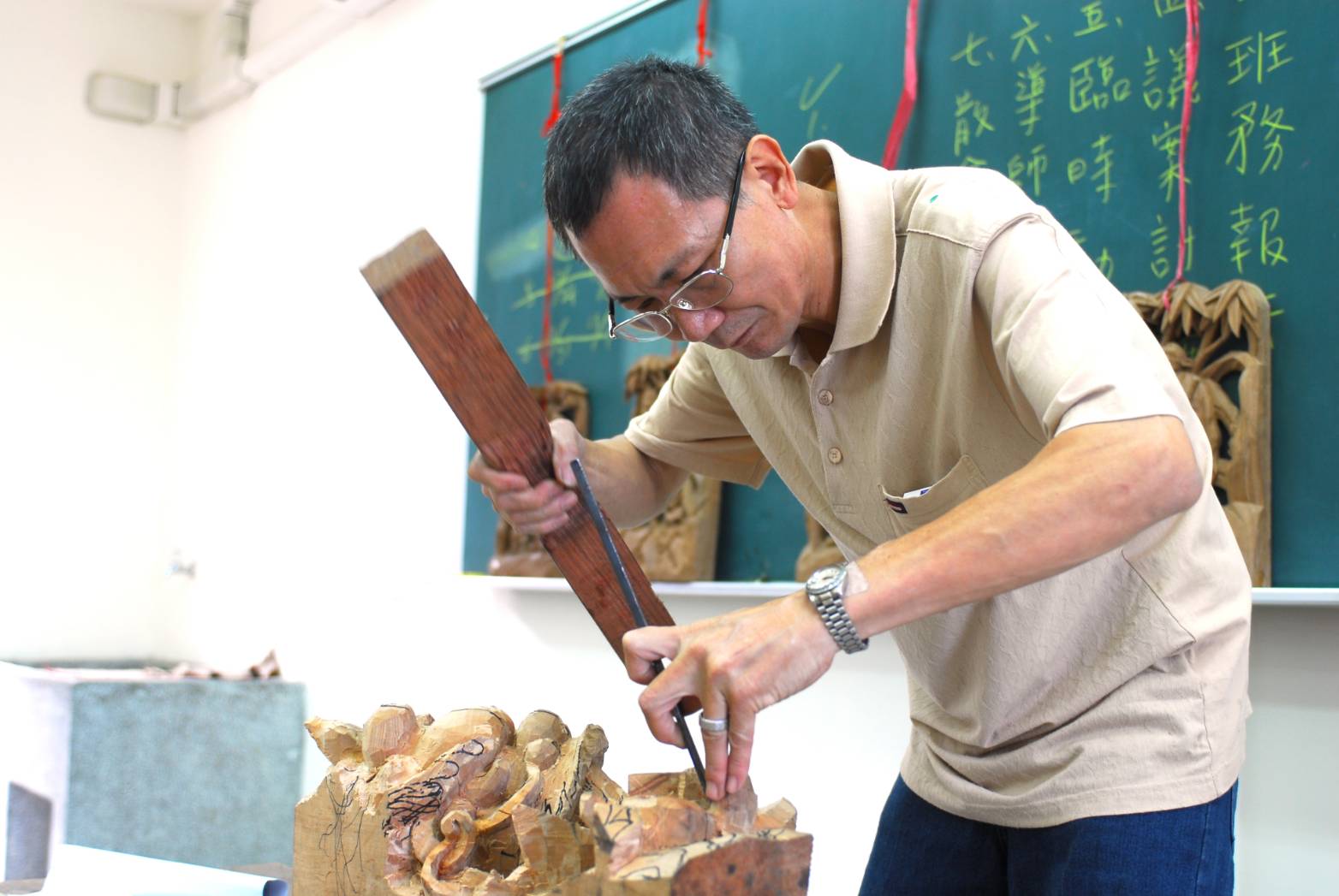 新北市傳統工藝「木雕」保存者洪耀輝藝師將帶領學員實際演練雕刻、打磨並認識工藝技巧