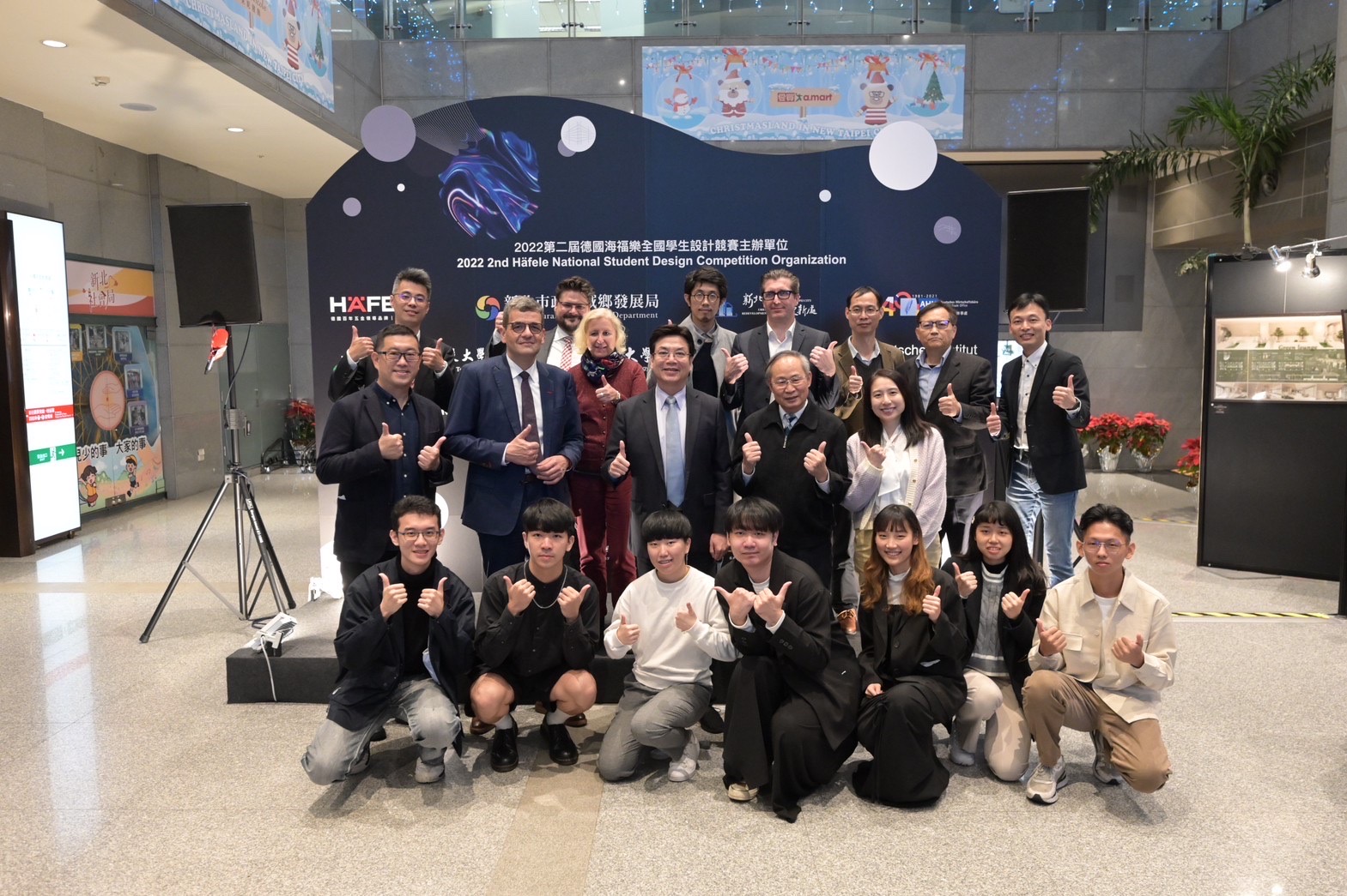 劉副市長與評審團及獲得前三名的同學合影