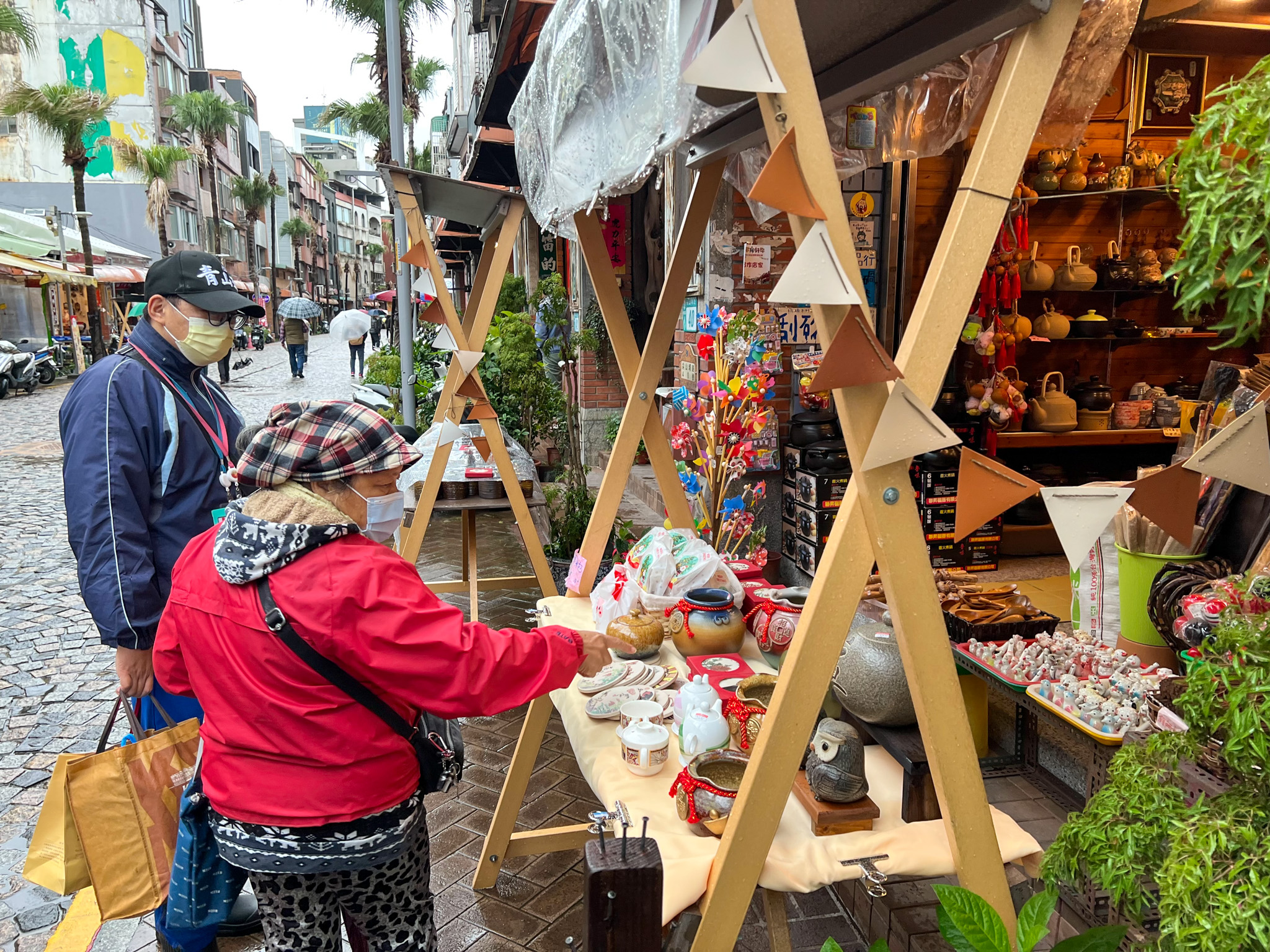 今年鶯歌嘉年華與50家鶯歌在地店家及新北嚴選共同打造「陶好市集」，並擴大串聯商圈店家提供商品優惠。