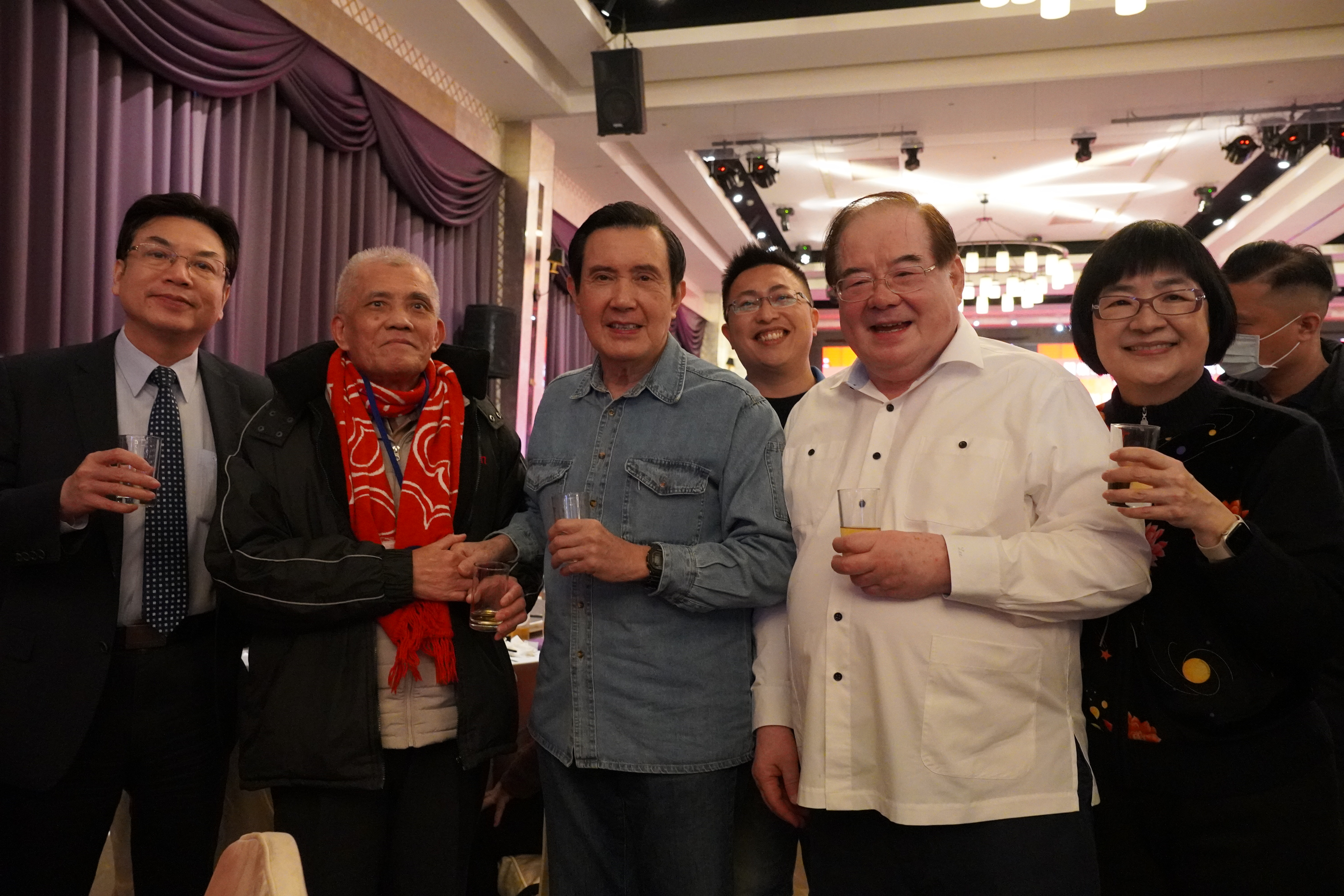 劉和然副市長（左起）代表侯友宜市長和馬前總統、先嗇宮董事長李乾龍、社會局長張錦麗一起向長輩敬茶  祝福新年快樂