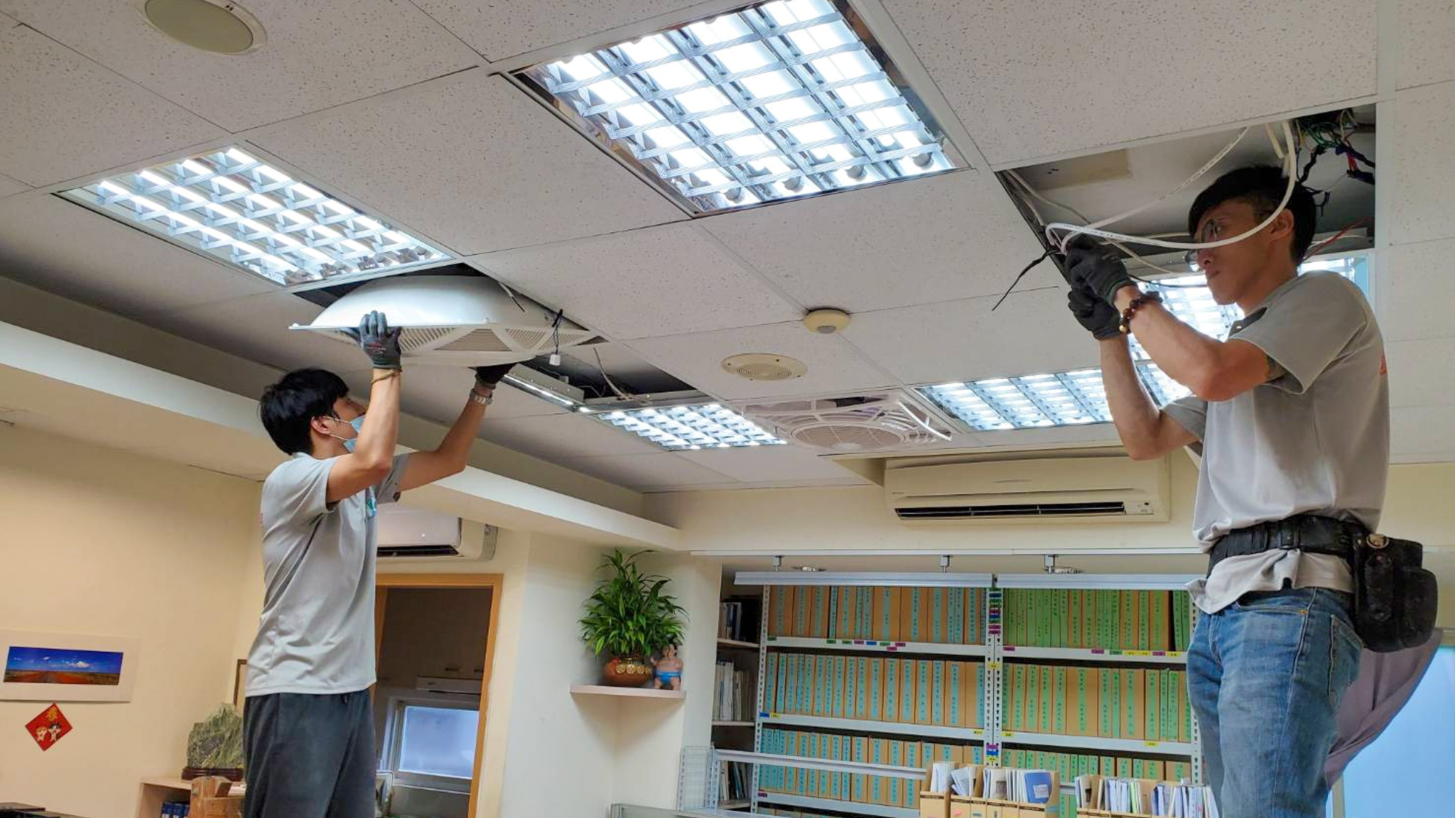 新北業者可透過「新北市店面節能設計示範指引」落實節能改造，凡使用智慧節能系統，或建築選用隔熱與空間節能設計，就可申請補助。