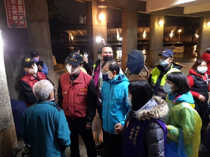 12/16劉副市長夜訪街友.jpg