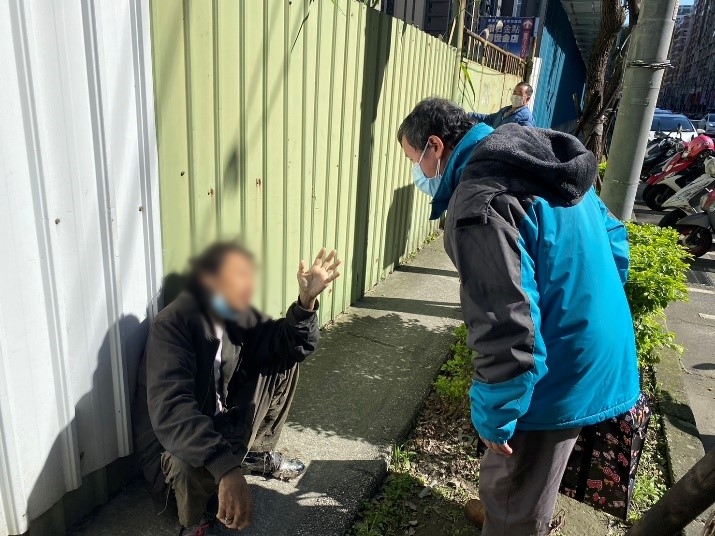 12/22上午訪視黃姓街友.jpg 