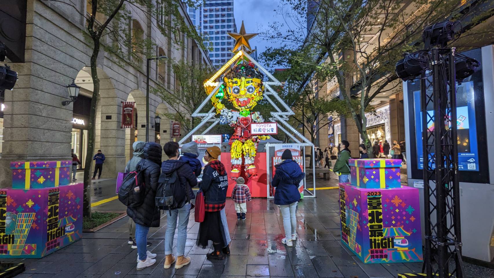 由廢棄玩具創作而成的小木偶皮諾丘聖誕樹矗立在捷運台北市政府站3號出口處   引起大小朋友圍觀