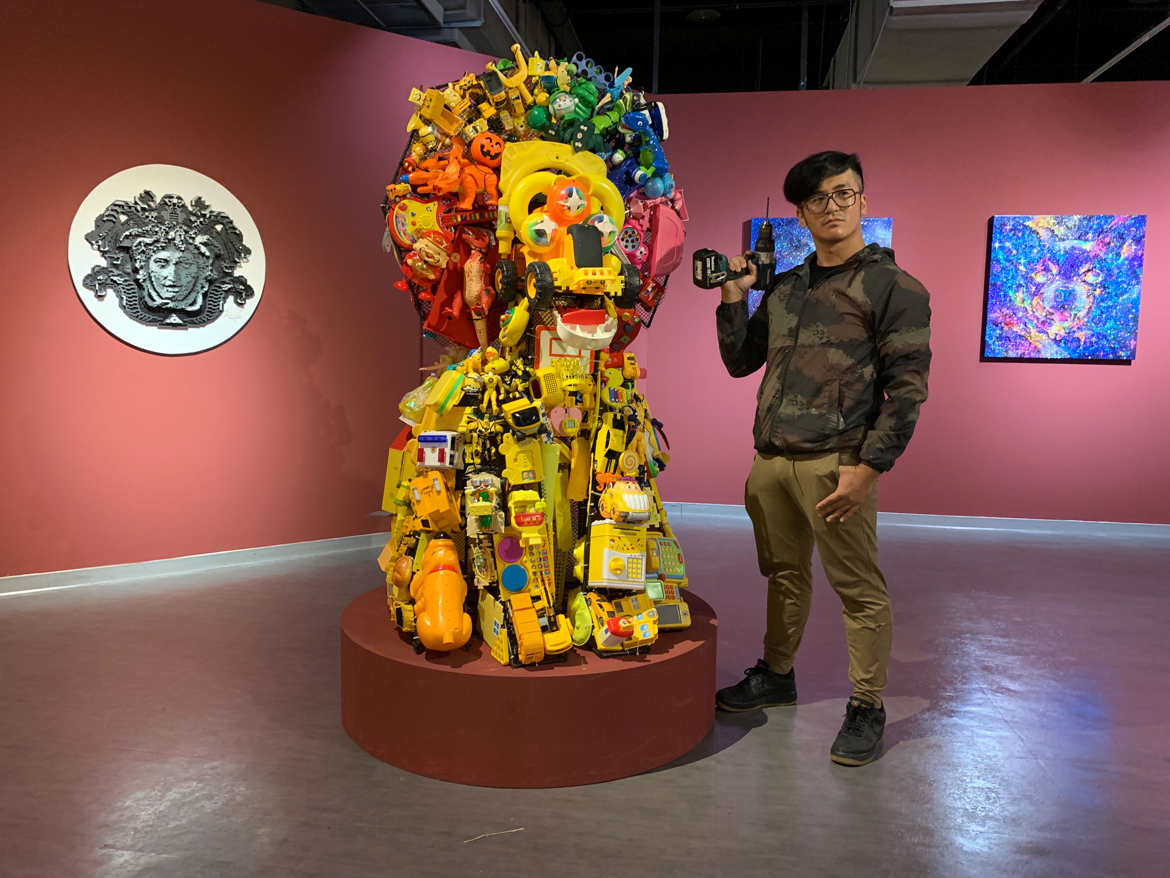 ANO蕭閔釗利用新北市玩具銀行的廢棄玩具創作出獅子王