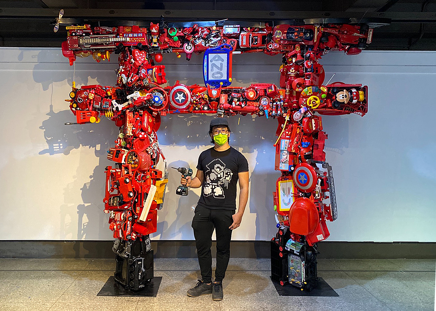 ANO蕭閔釗利用新北市玩具銀行的廢棄玩具創作出日本鳥居