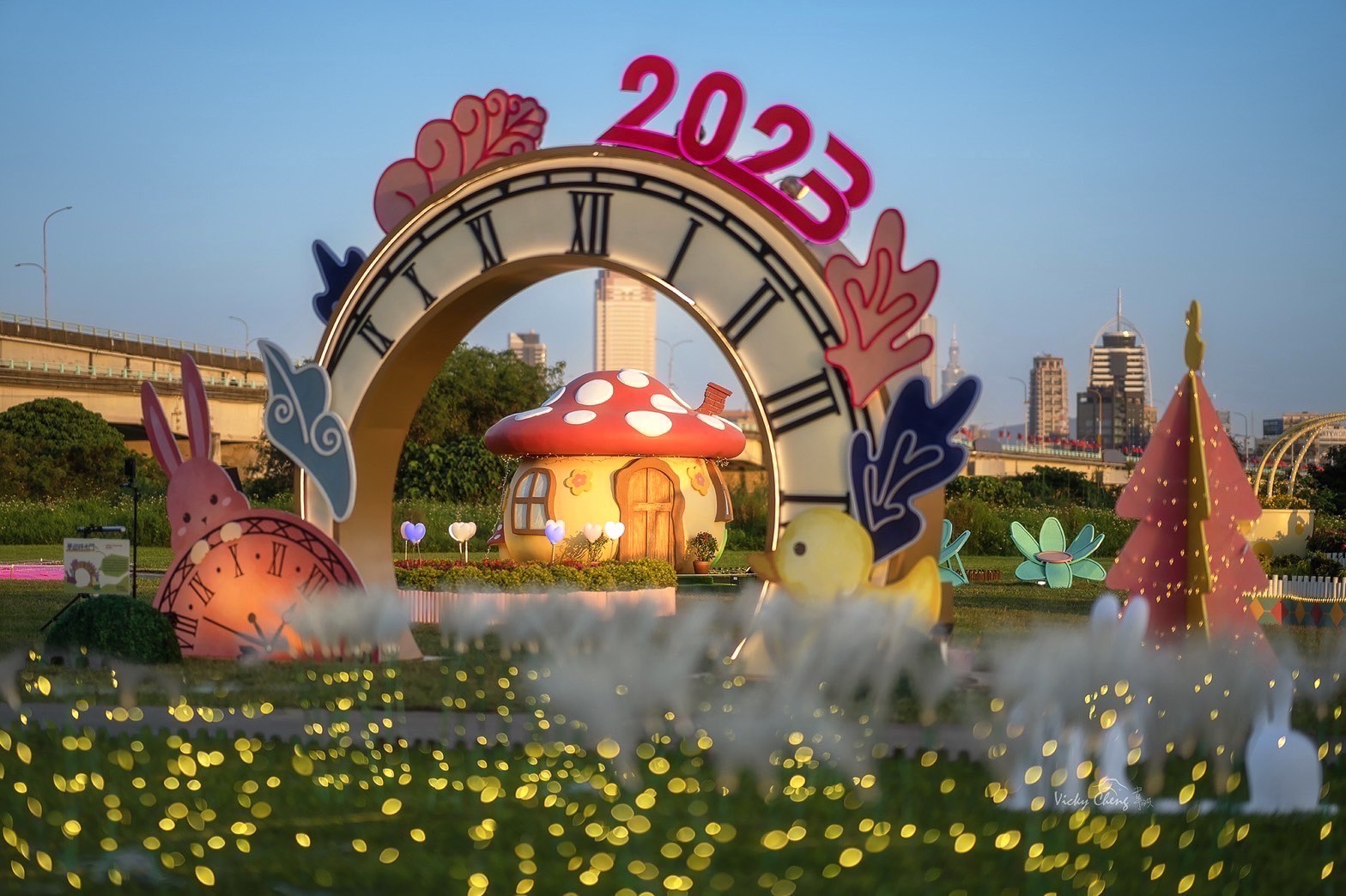 讓人期待的「2022鴨鴨公園地景藝術展」也在今(24)日童趣登場；超萌的鴨鴨換上可愛新裝，要讓大家在河濱公園來一場童話森旅行