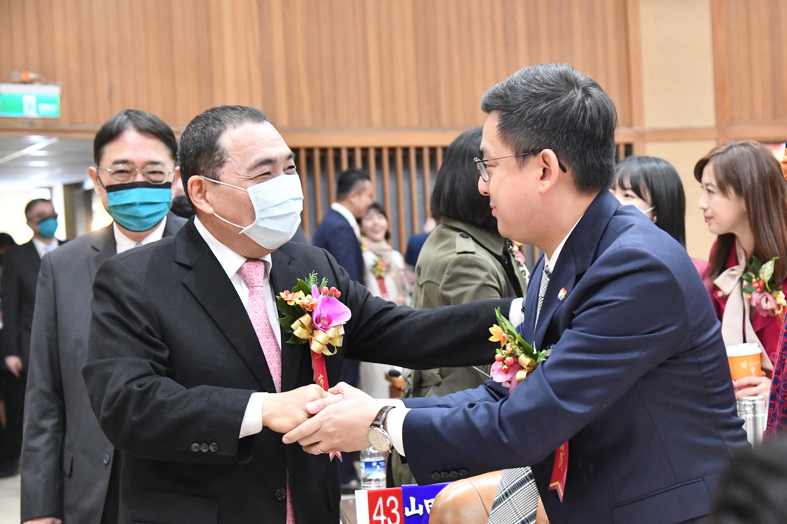 侯友宜向所有議員祝賀致意。