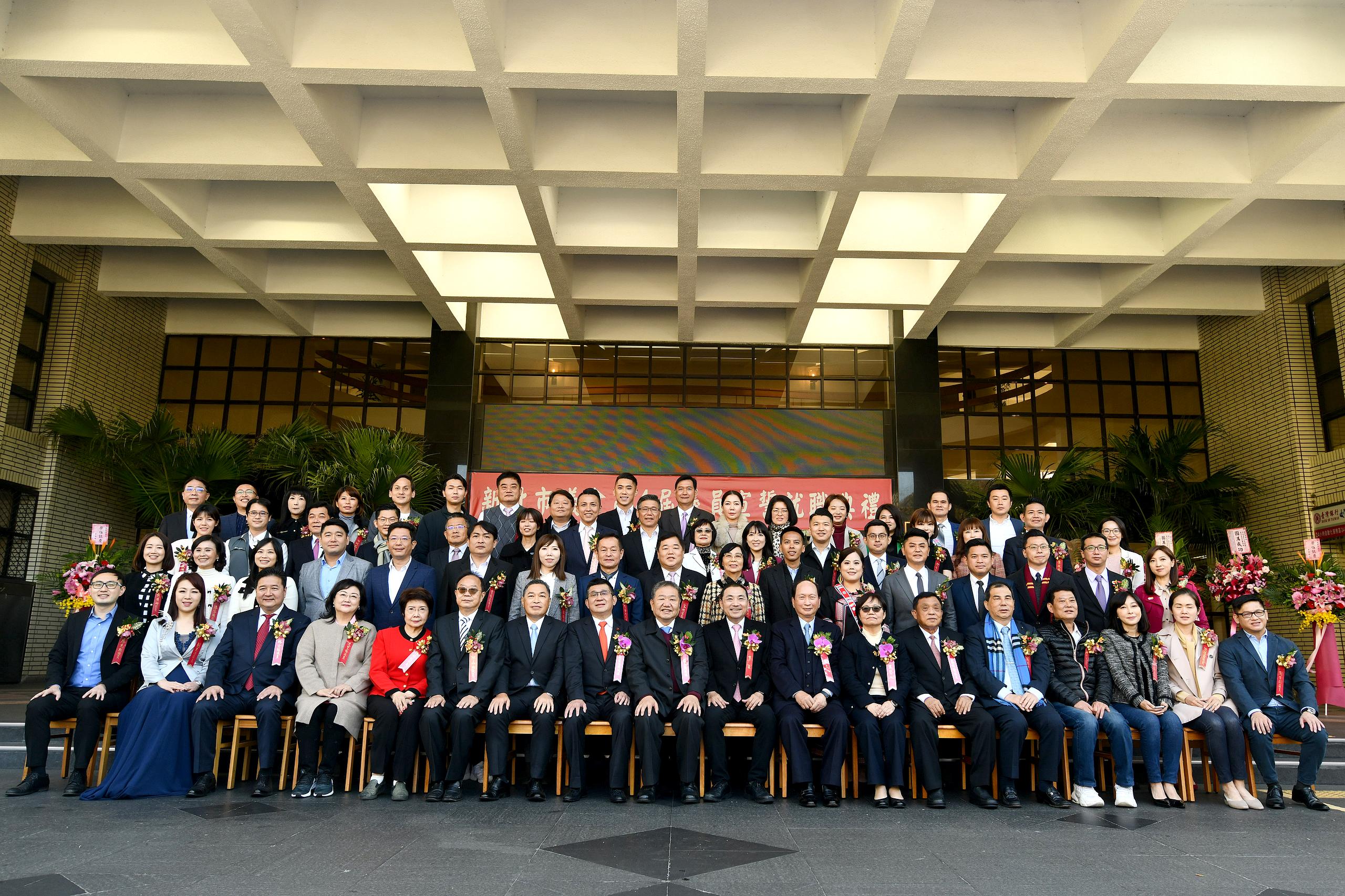 新北市長侯友宜在選舉結果出爐後，率市府各局處首長到場觀禮。