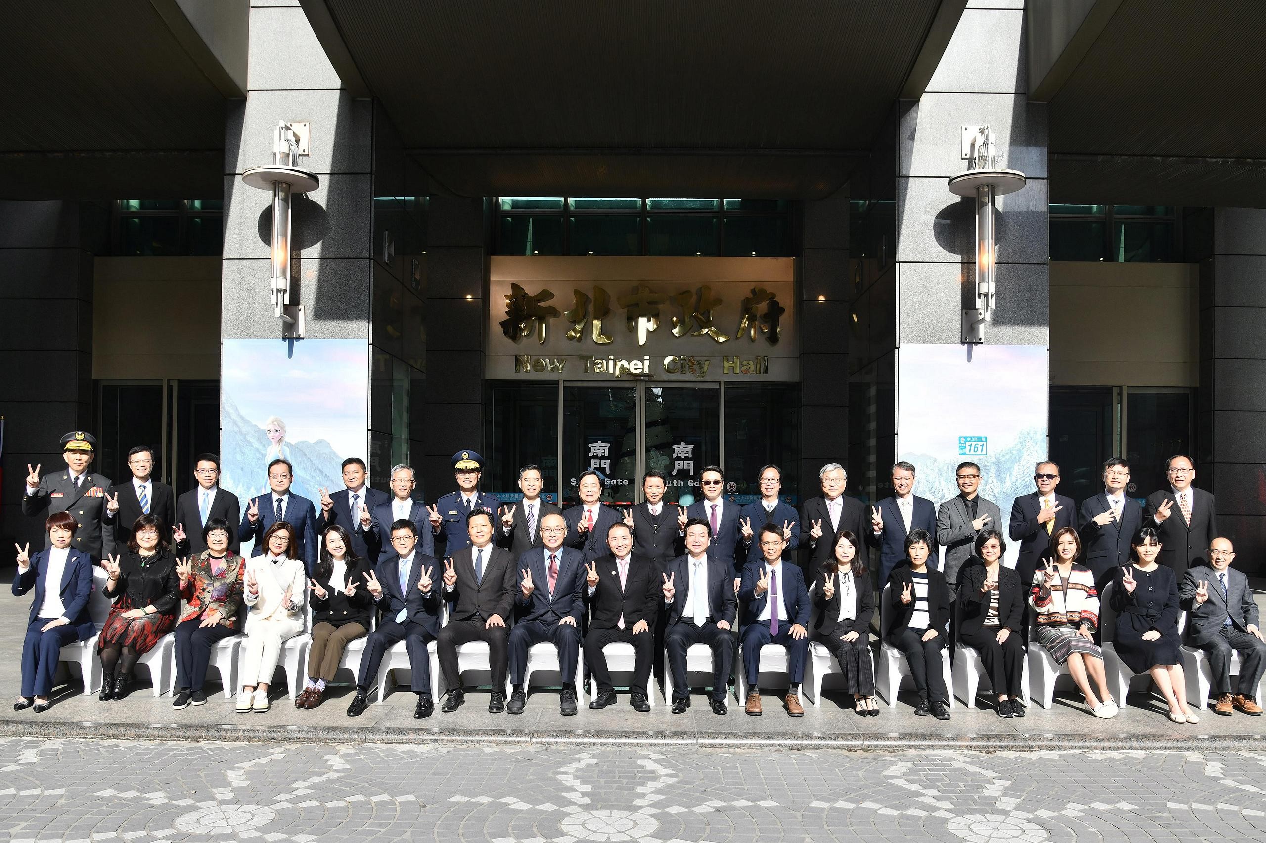 侯友宜市長暨一級機關首長於市府1樓南門合影