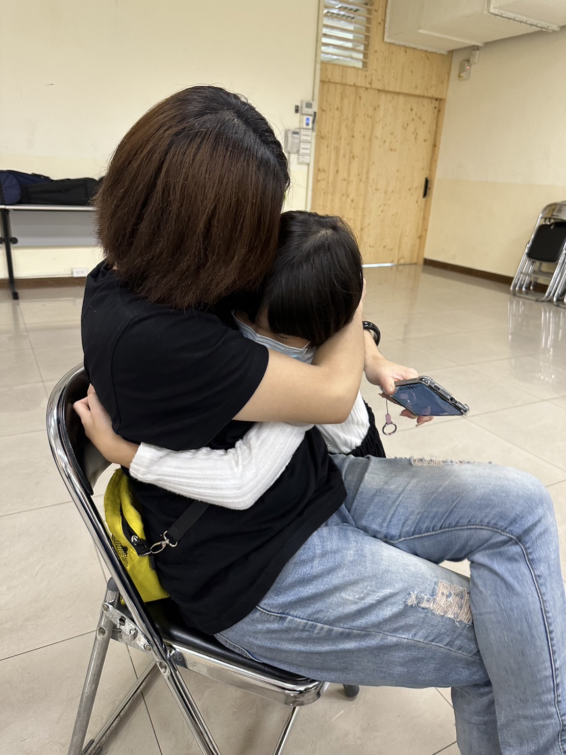 小情媽媽在離去時緊緊擁著小情  難分難捨