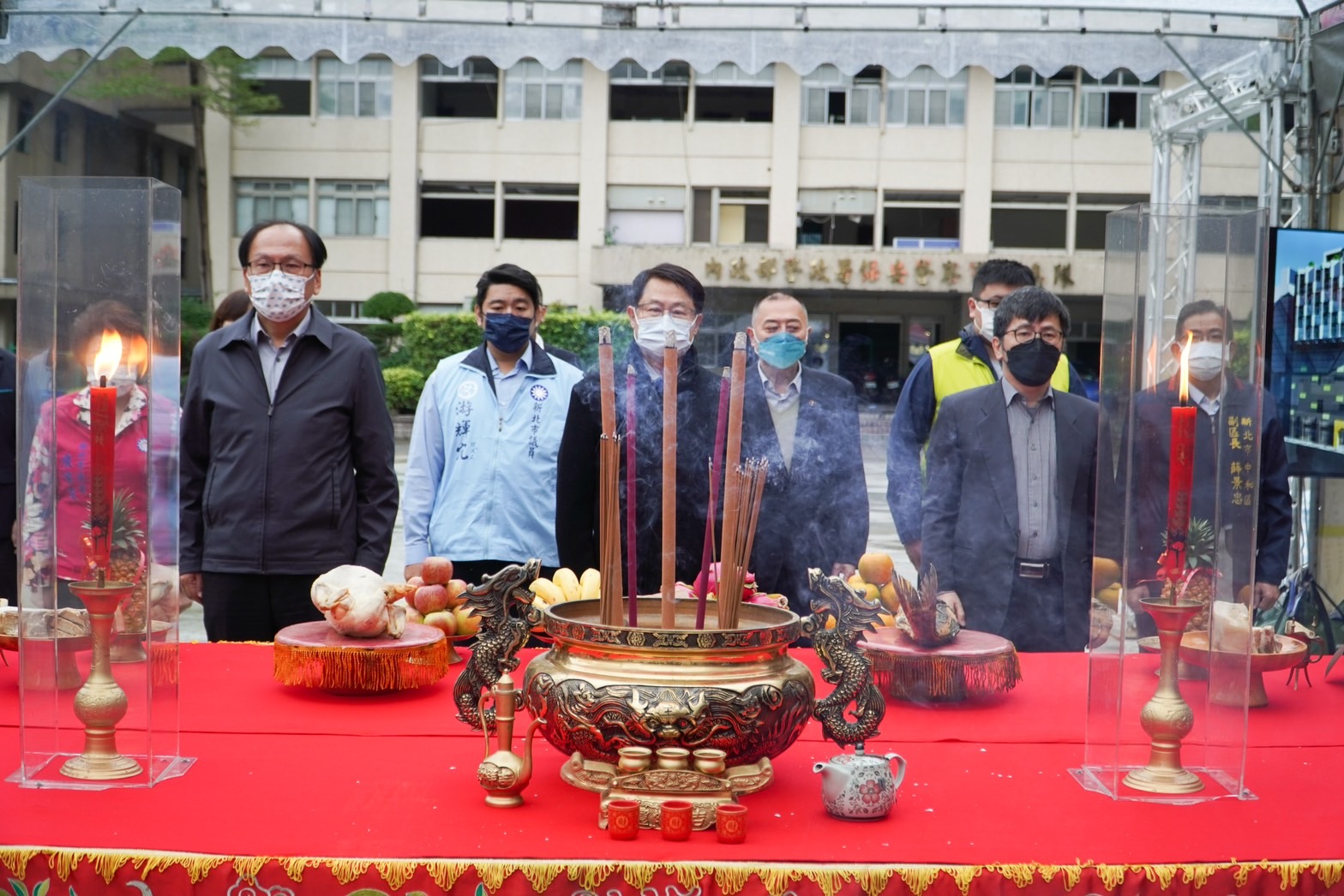 圖2_副市長率捷運局及施工團隊祈福祝禱