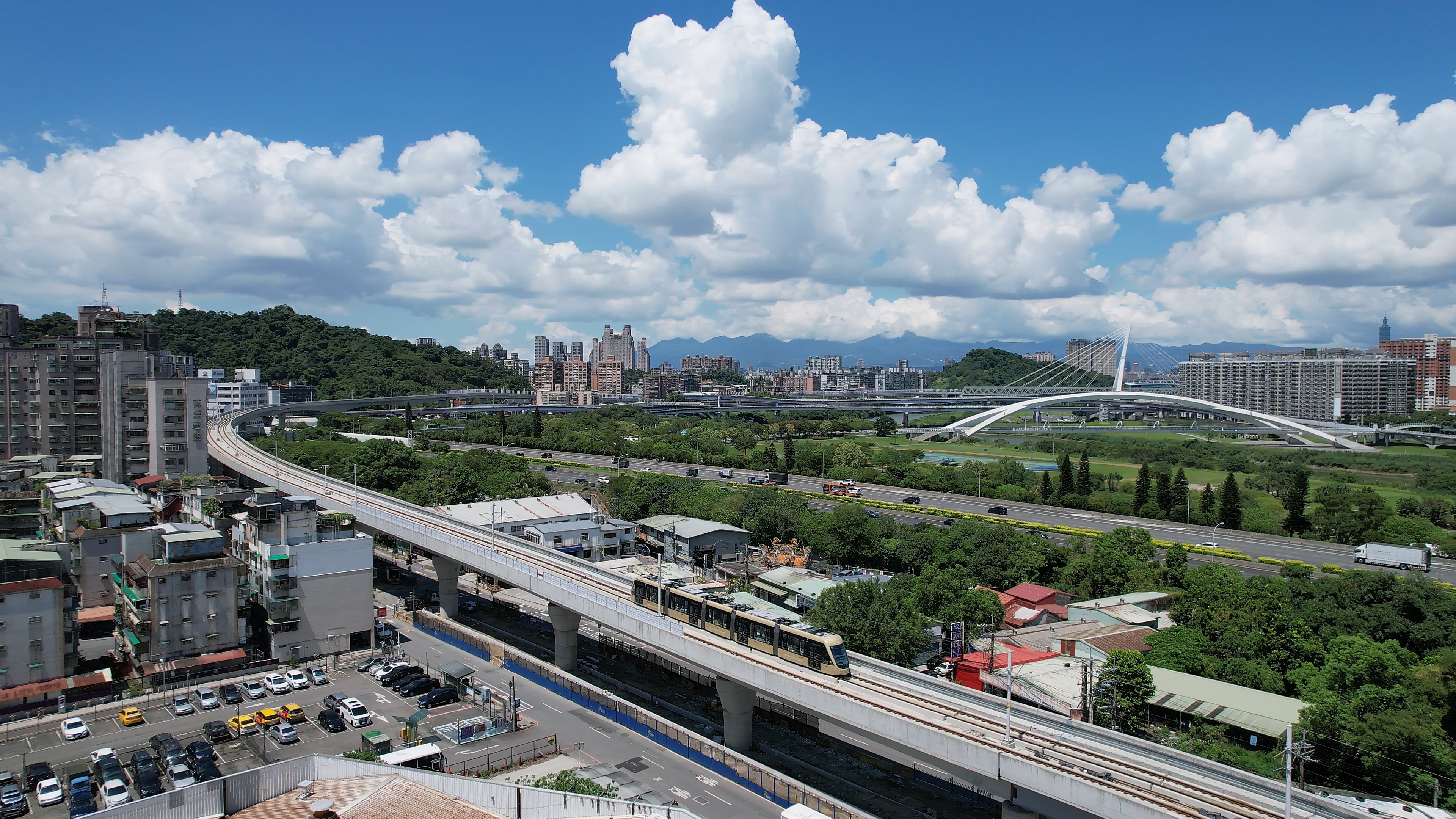 圖3_安坑輕軌列車行經陽光運動公園