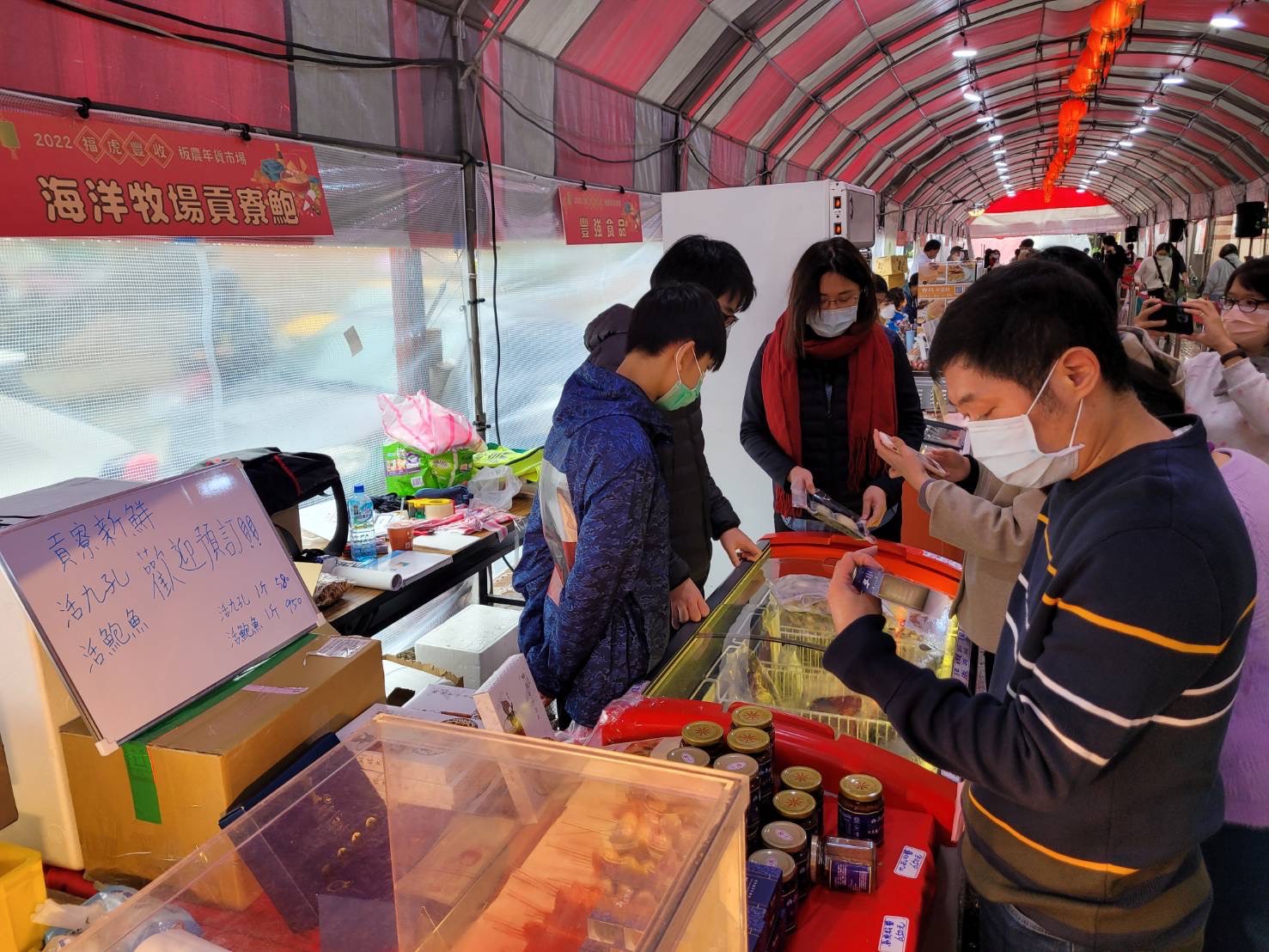 1月12日至19日在超市一樓廣場舉辦年貨大街展售活動，現場攤位有販售貢寮鮑、石門肉粽、青農茶葉、彰化巨峰葡萄、新埔柿餅及南北乾貨等在地農特產品(資料照片)