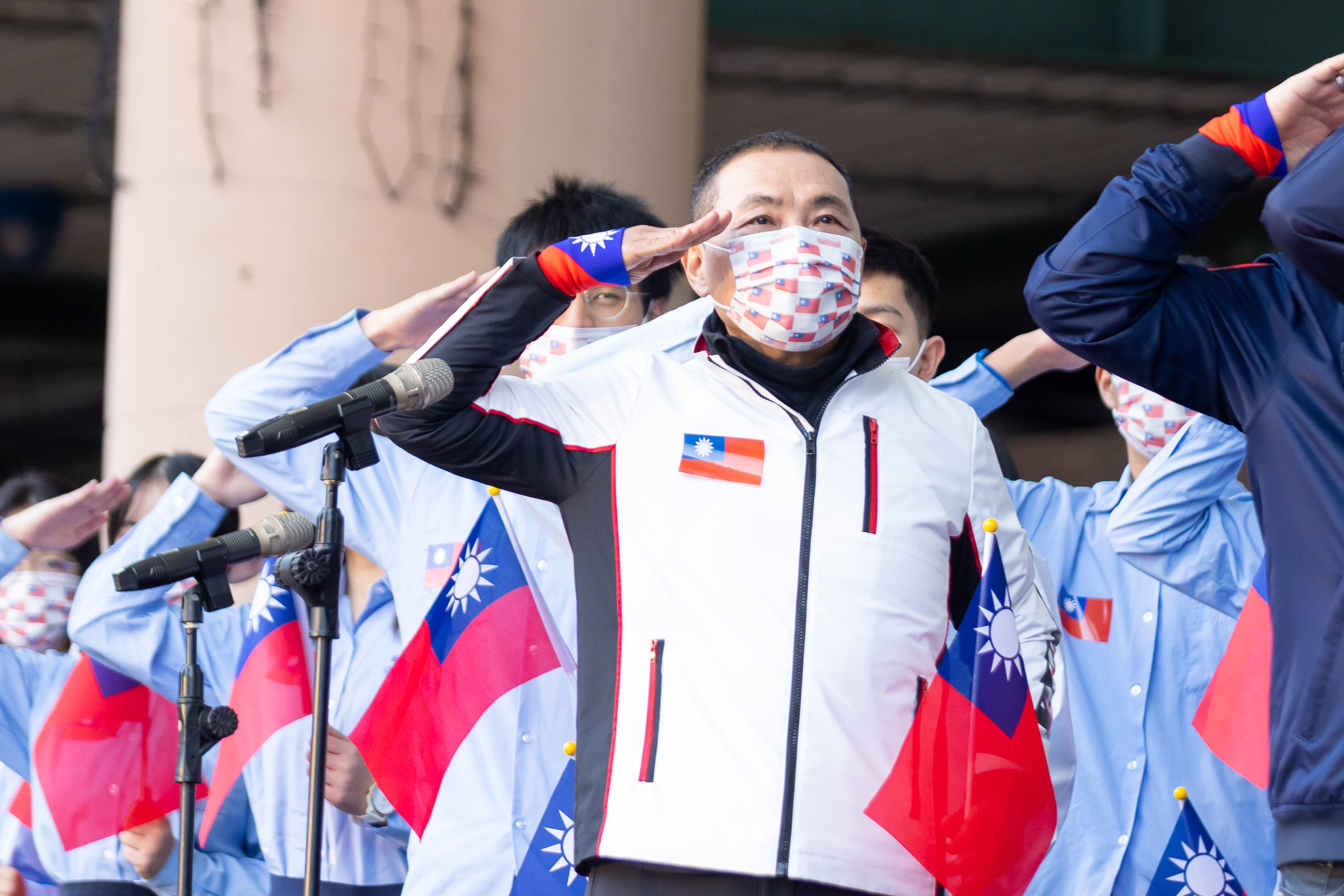 112年新北市元旦升旗典禮侯友宜市長率各局處首長、民意代表與民眾齊唱國歌，展現新北團結齊心的活力