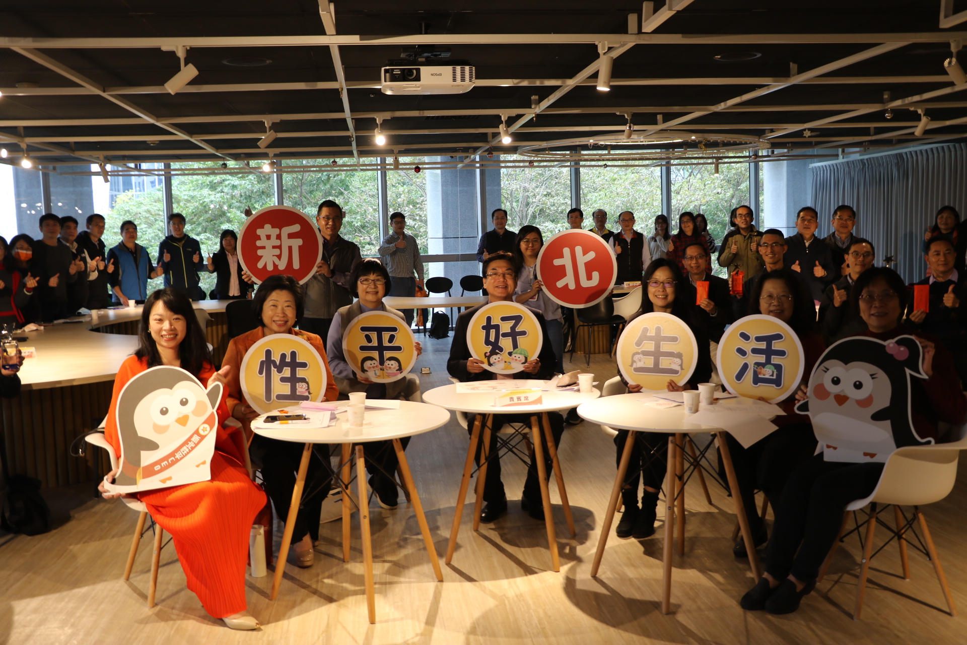 新北市推動「性平好生活」 性平委員蒞臨指導   前排右起王如玄、郭玲惠、顏玉如、劉和然副市長、張錦麗局長、黃瑞汝、林育苡